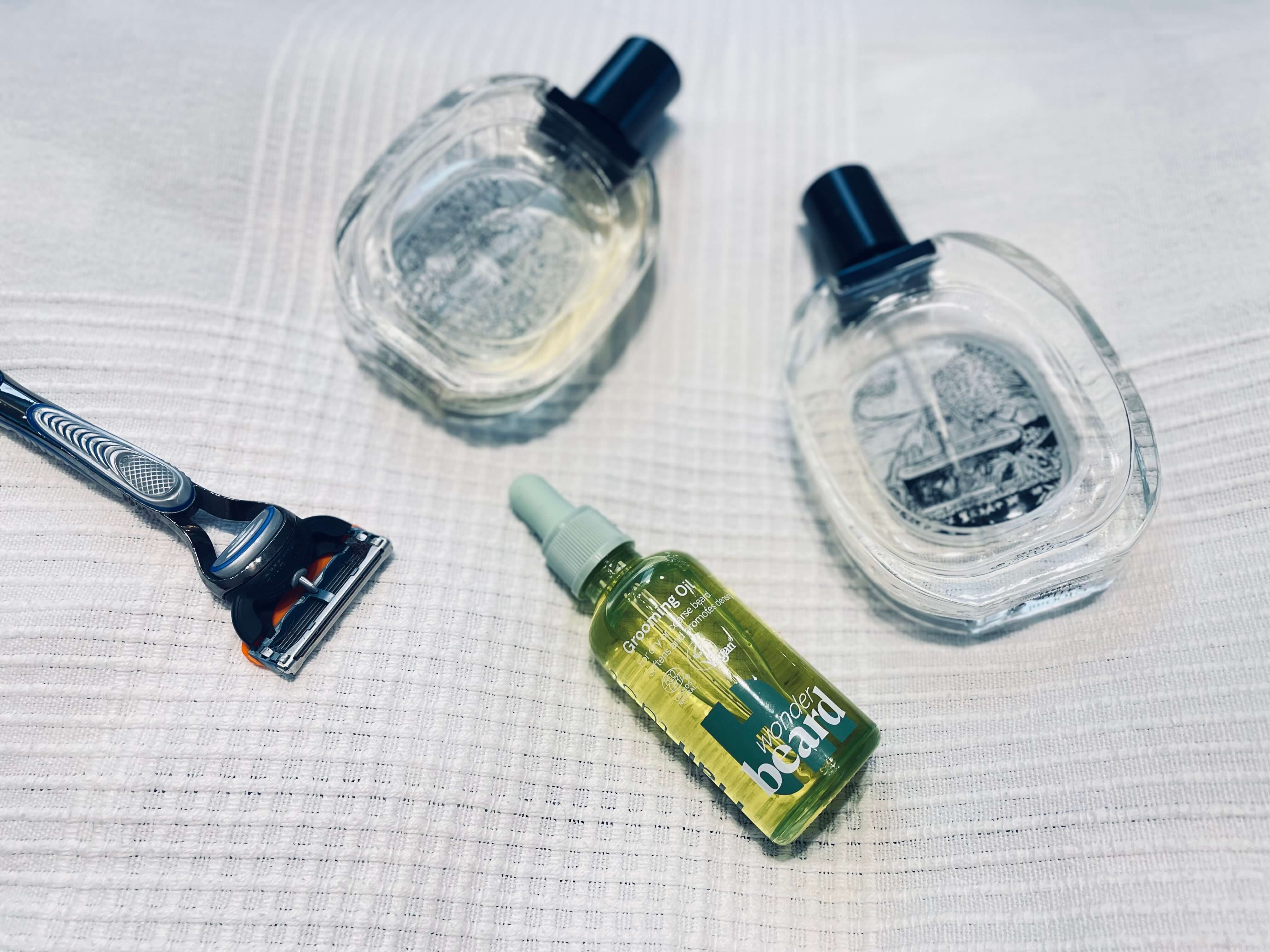 Hairlust Wonder Beard Grooming Oil på en seng
