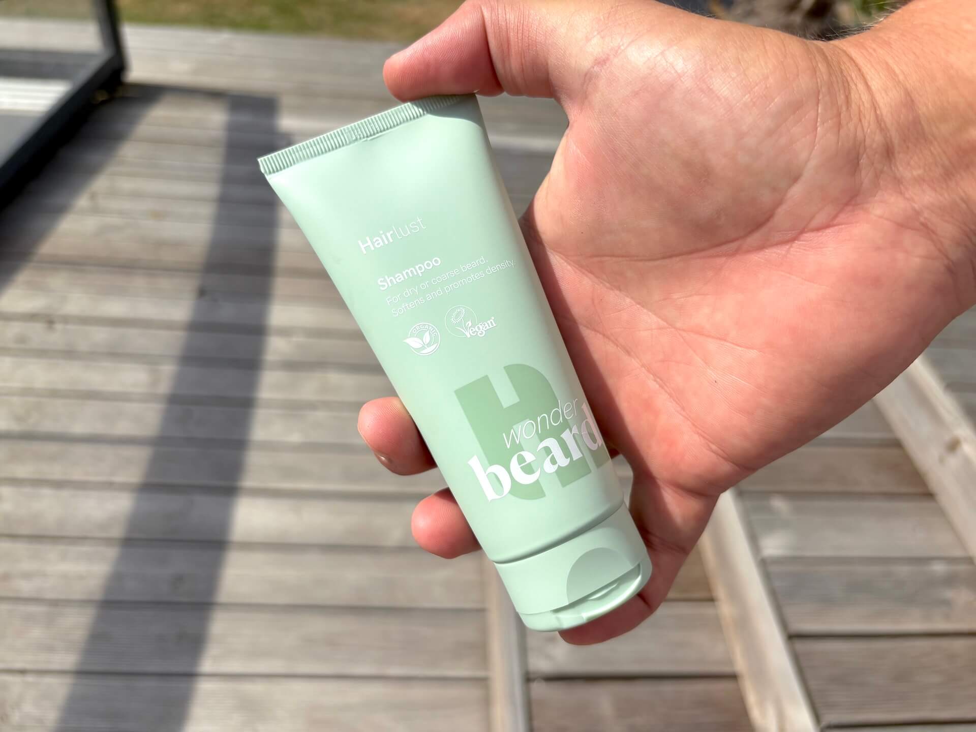 Hairlust Wonder Beard Shampoo i hånd