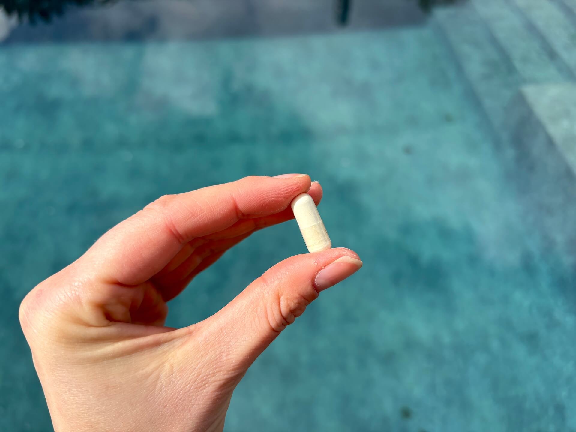 Healthwell Collagen Plus kapsel mellem fingre