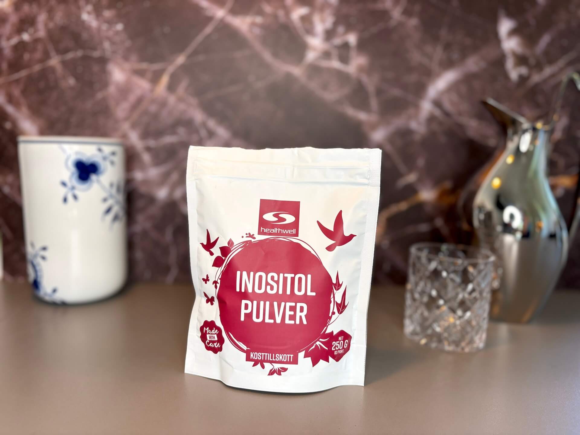 Healthwell Inositol Pulver på bord med glas