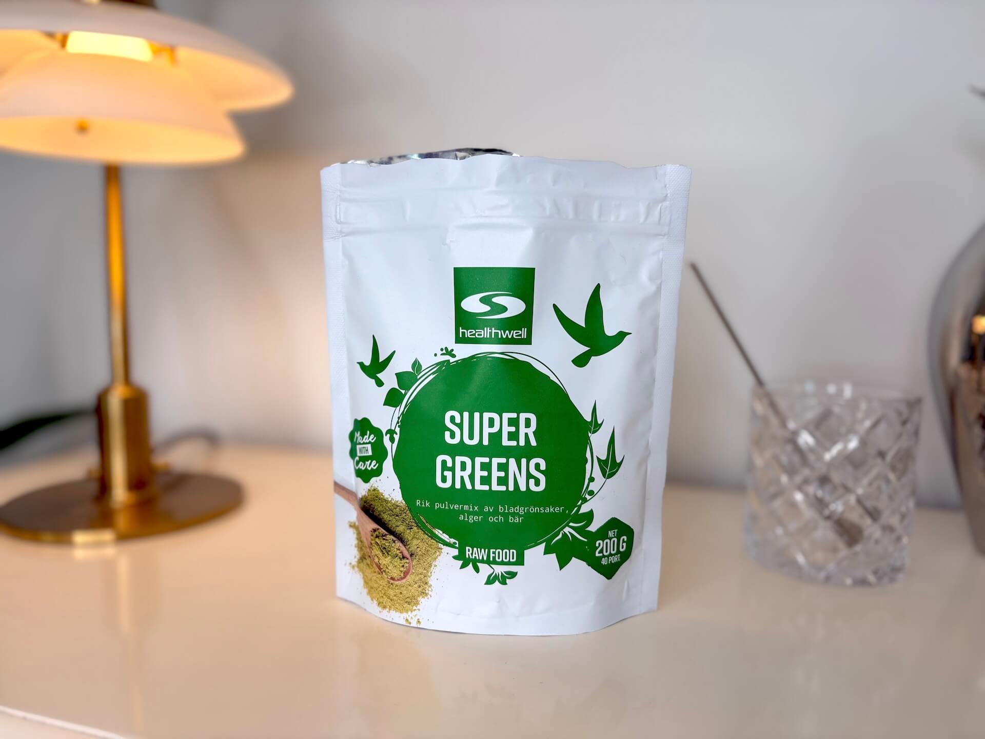 Healthwell Super Greens foran glas