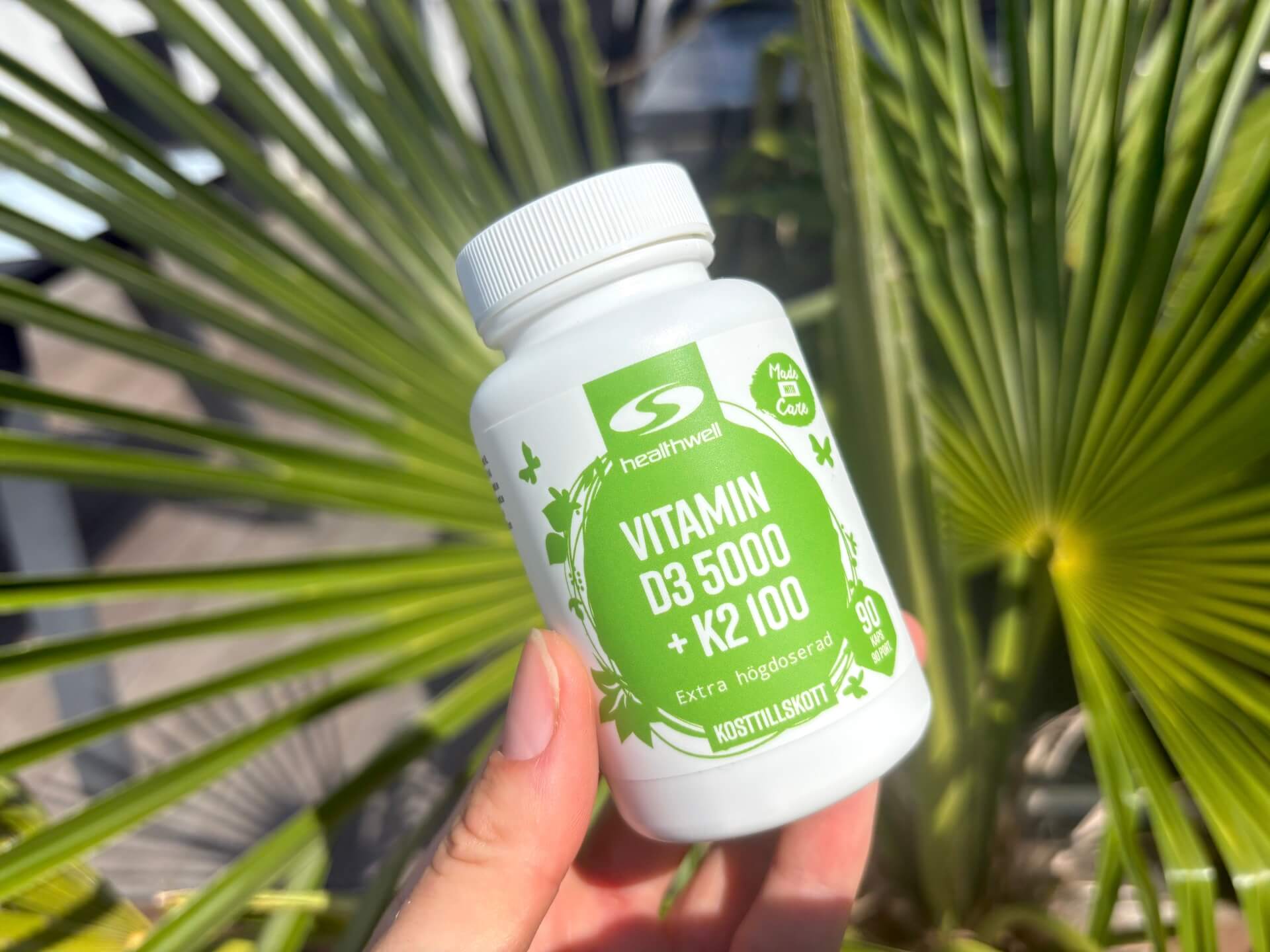 Healthwell Vitamin D3 5000 + K2 100 i hånd