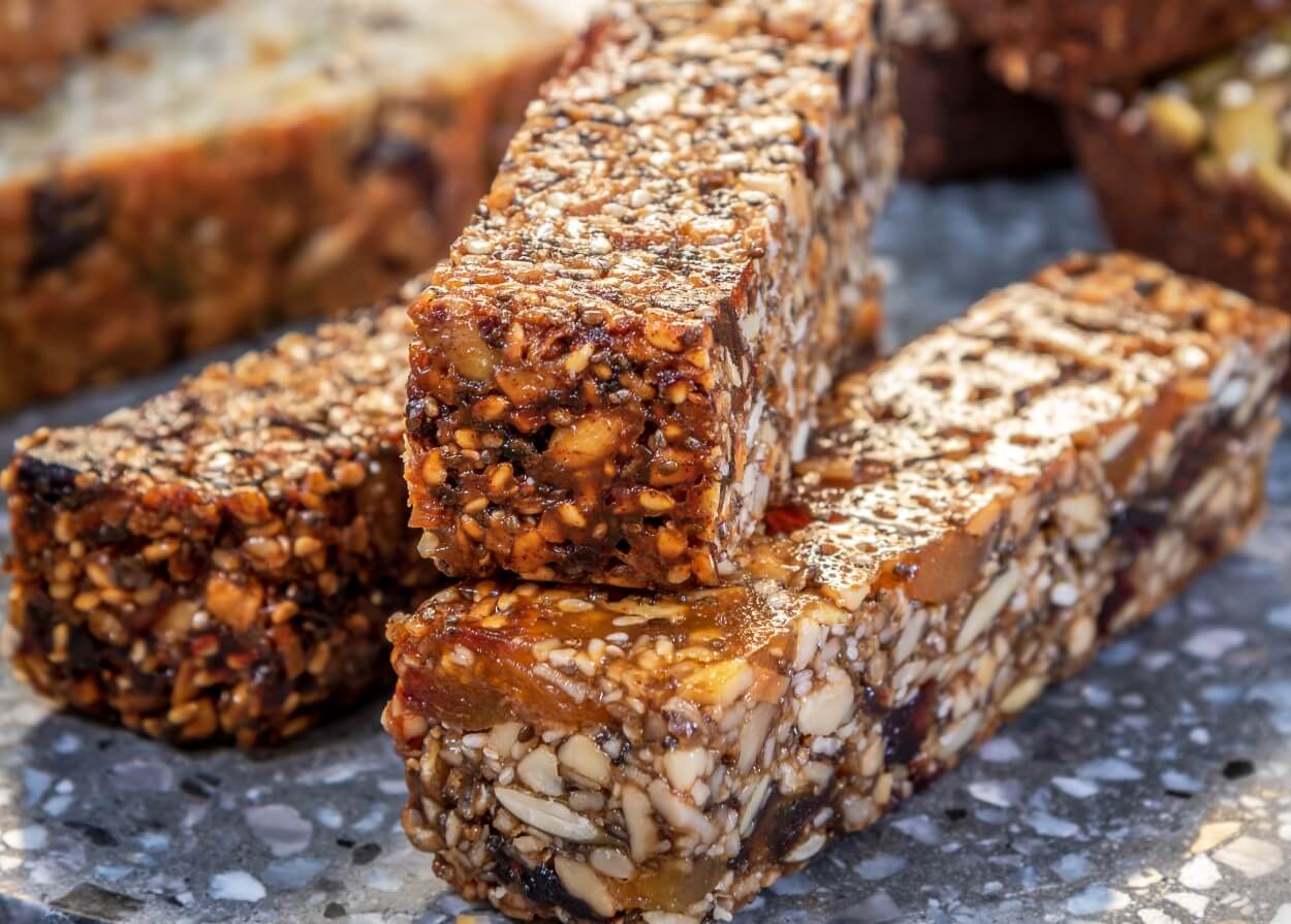 Hjemmelavede proteinbarer på bord i køkken