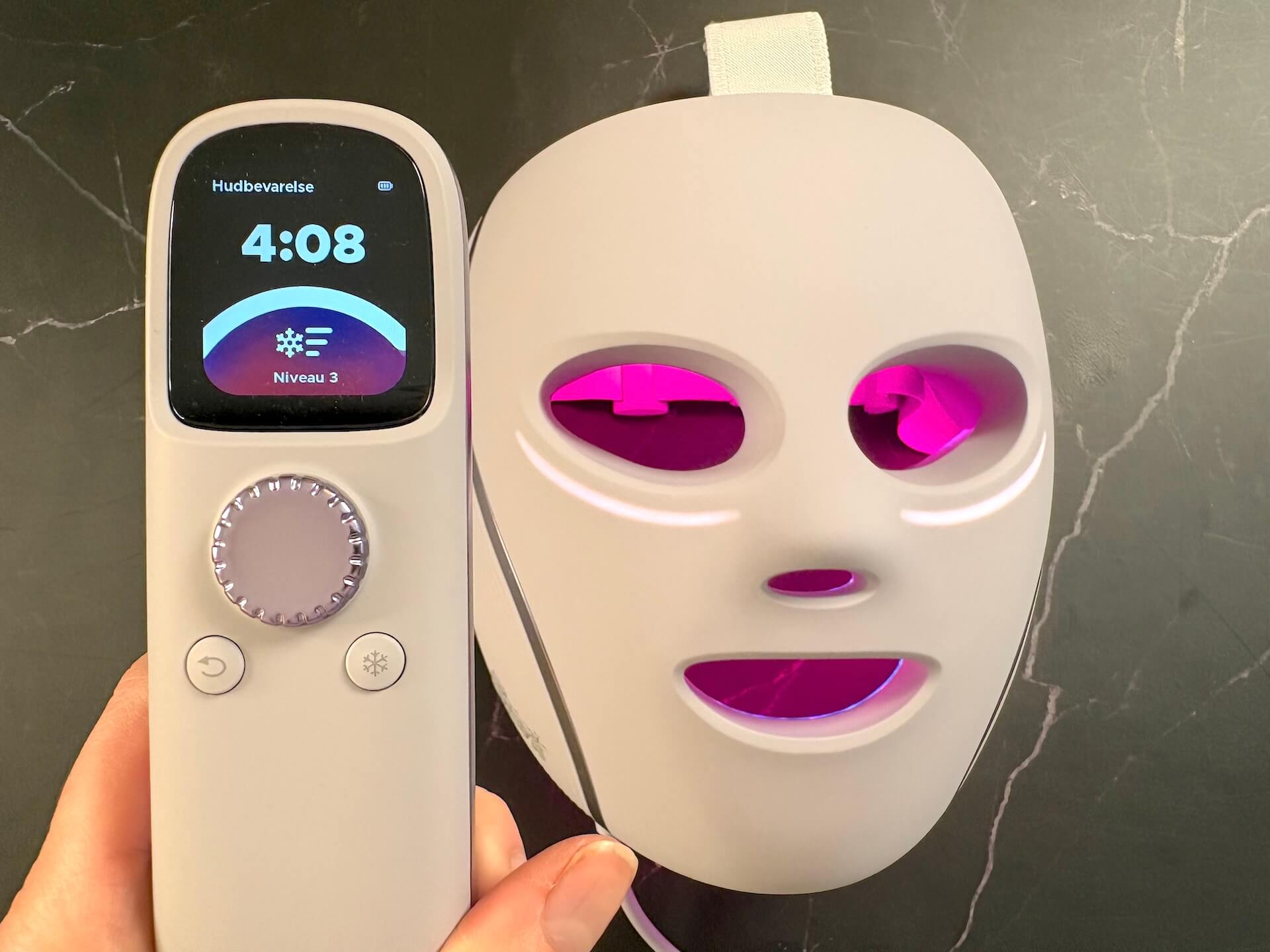 Hudbevarelse lysterapi tændt i Shark CryoGlow LED Face Mask