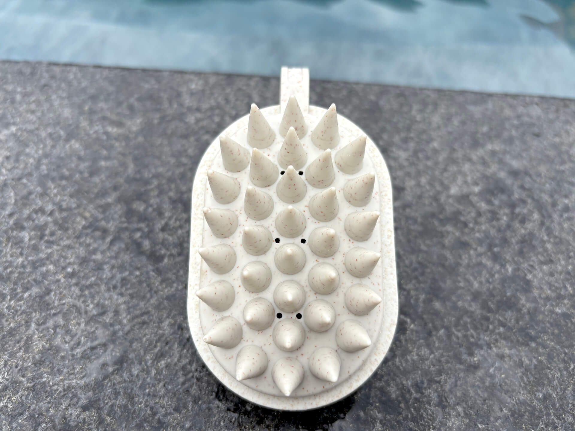 Huller i midten af Hairlust In-Shower Shampoo Brush
