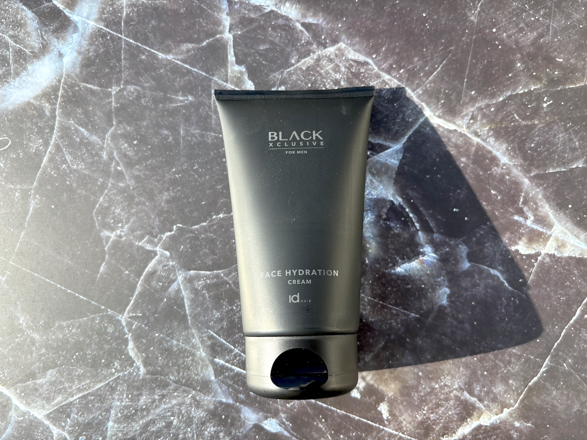 IdHAIR Black Xclusive Face Hydration Cream på bord