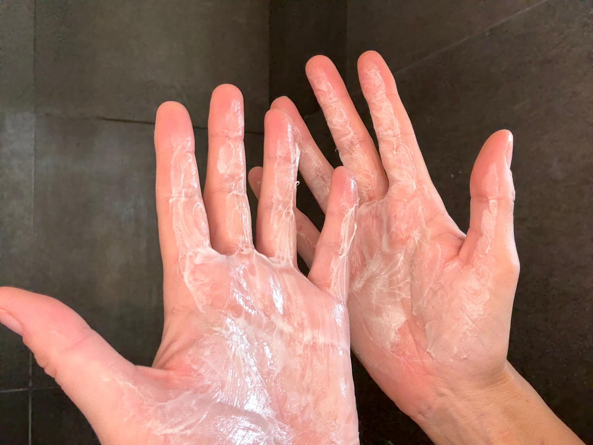 IdHAIR Creative Curl Cream fordelt på hænder