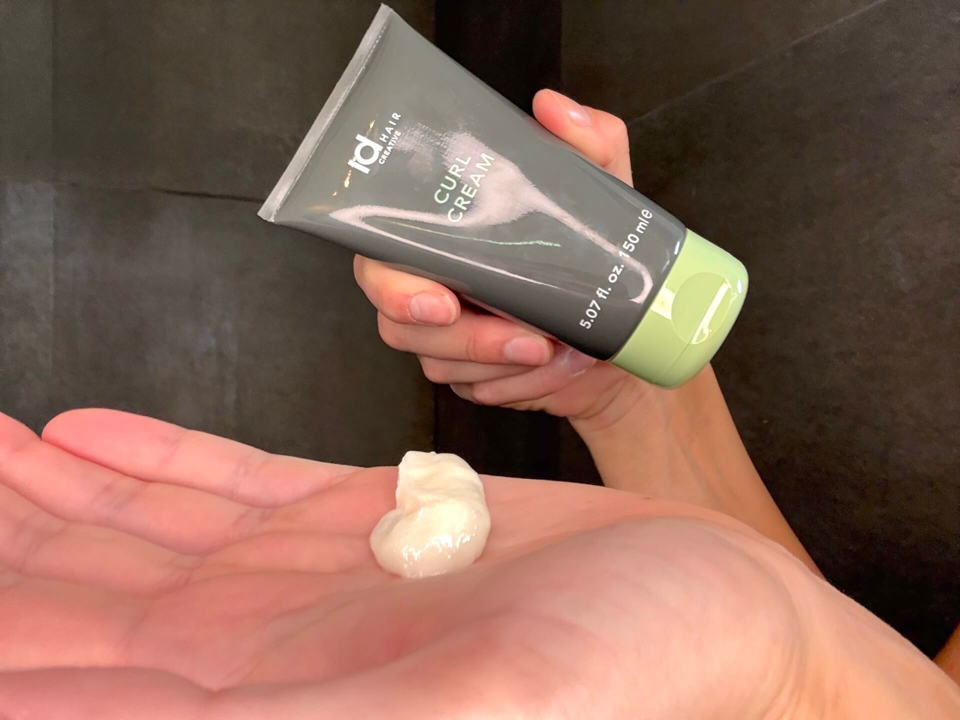 IdHAIR Creative Curl Cream i hånd
