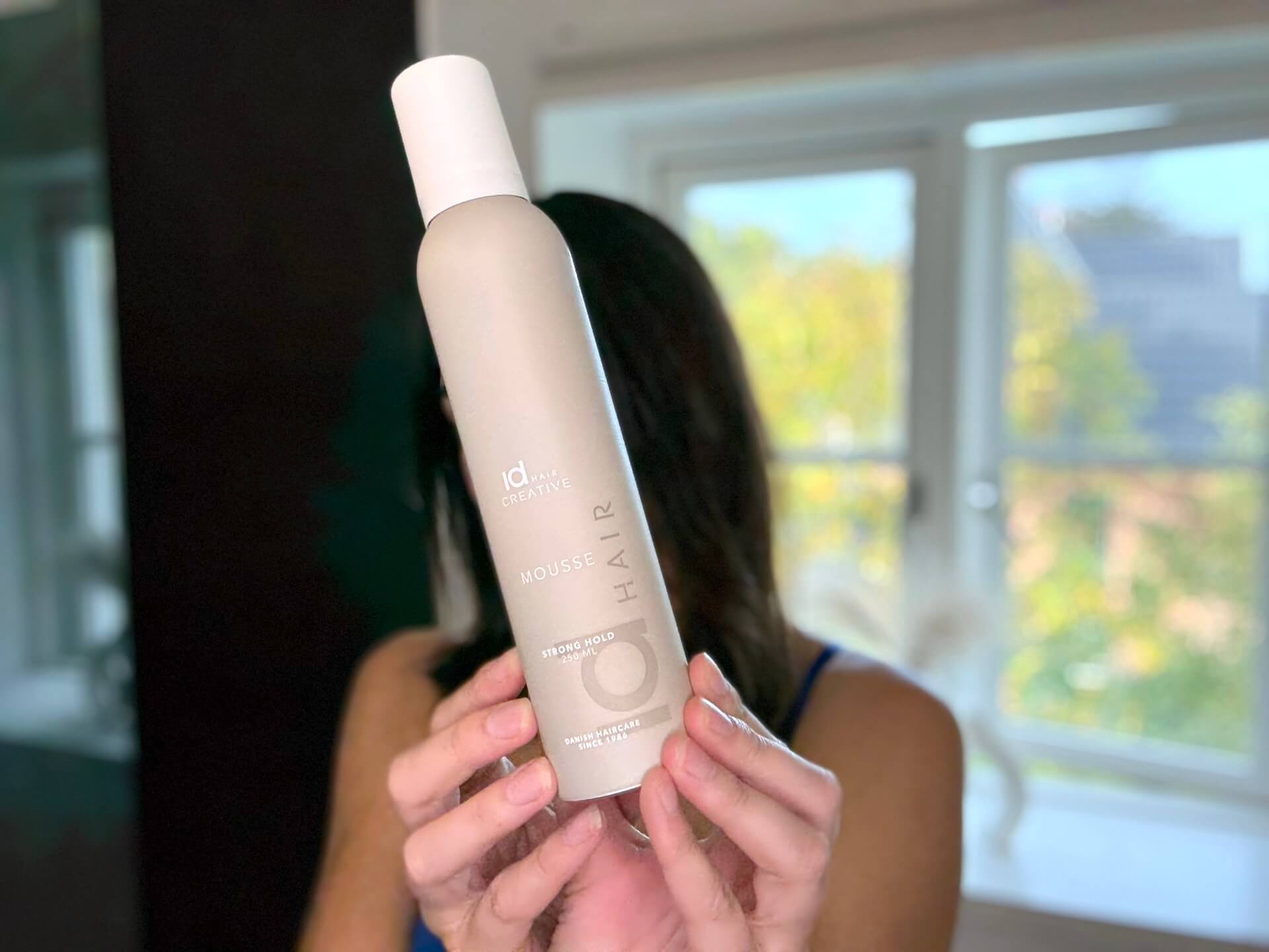 IdHAIR Creative Mousse Strong Hold foran kvinde