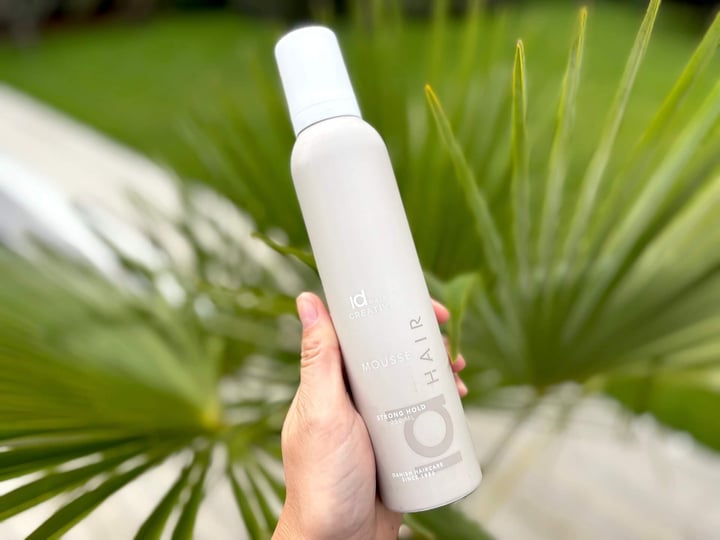 IdHAIR Creative Mousse Strong Hold i hånd