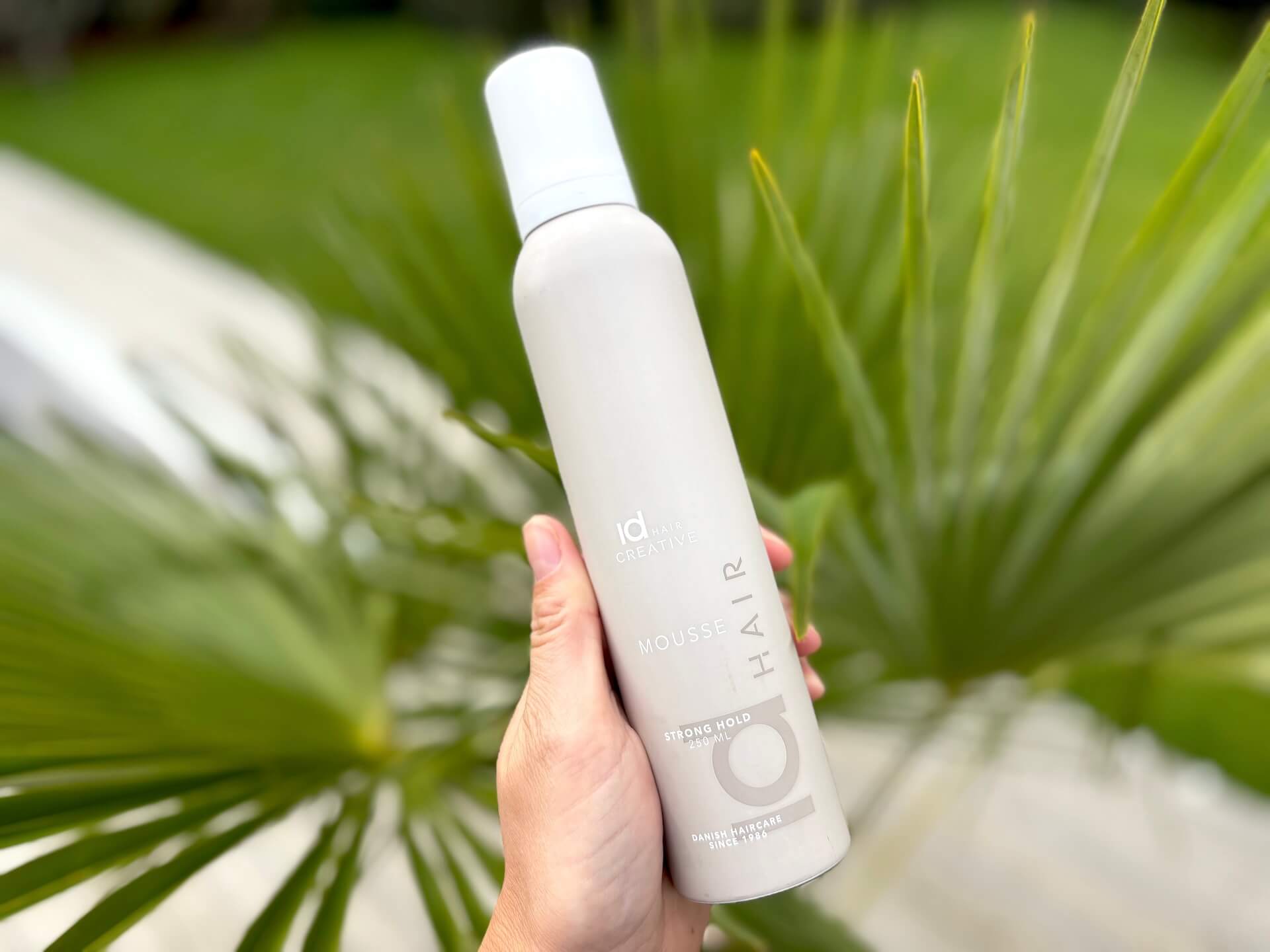 IdHAIR Creative Mousse Strong Hold i hånd