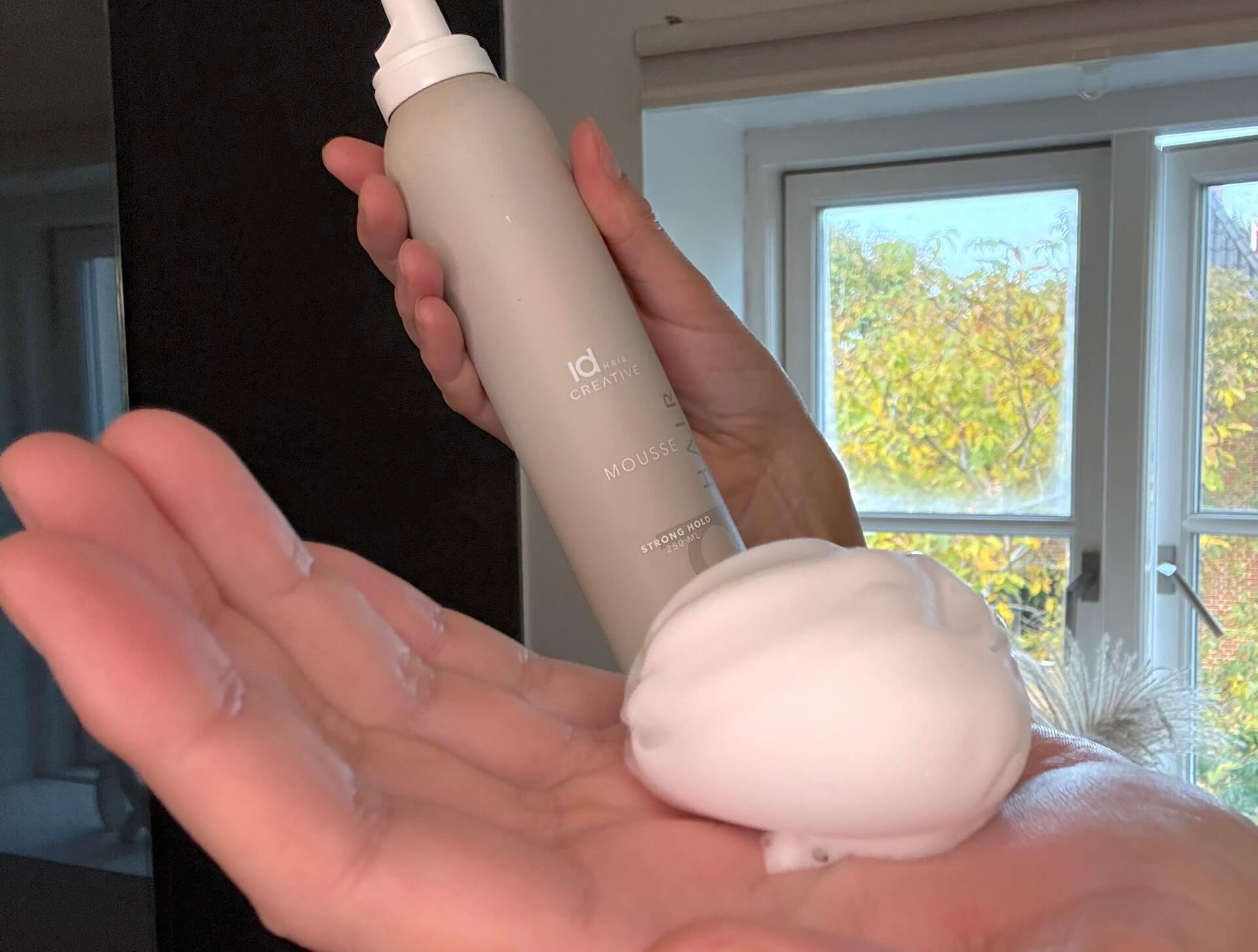 IdHAIR Creative Mousse Strong Hold sprøjtet ud i hånd