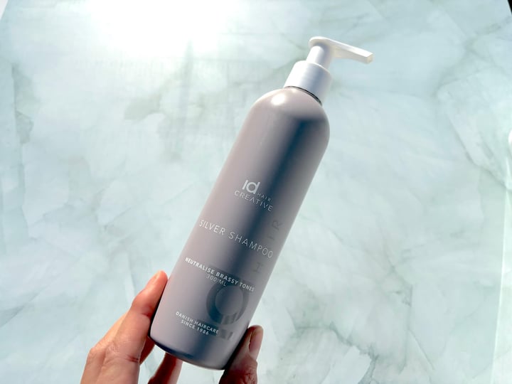IdHAIR Creative Silver Shampoo i hånd