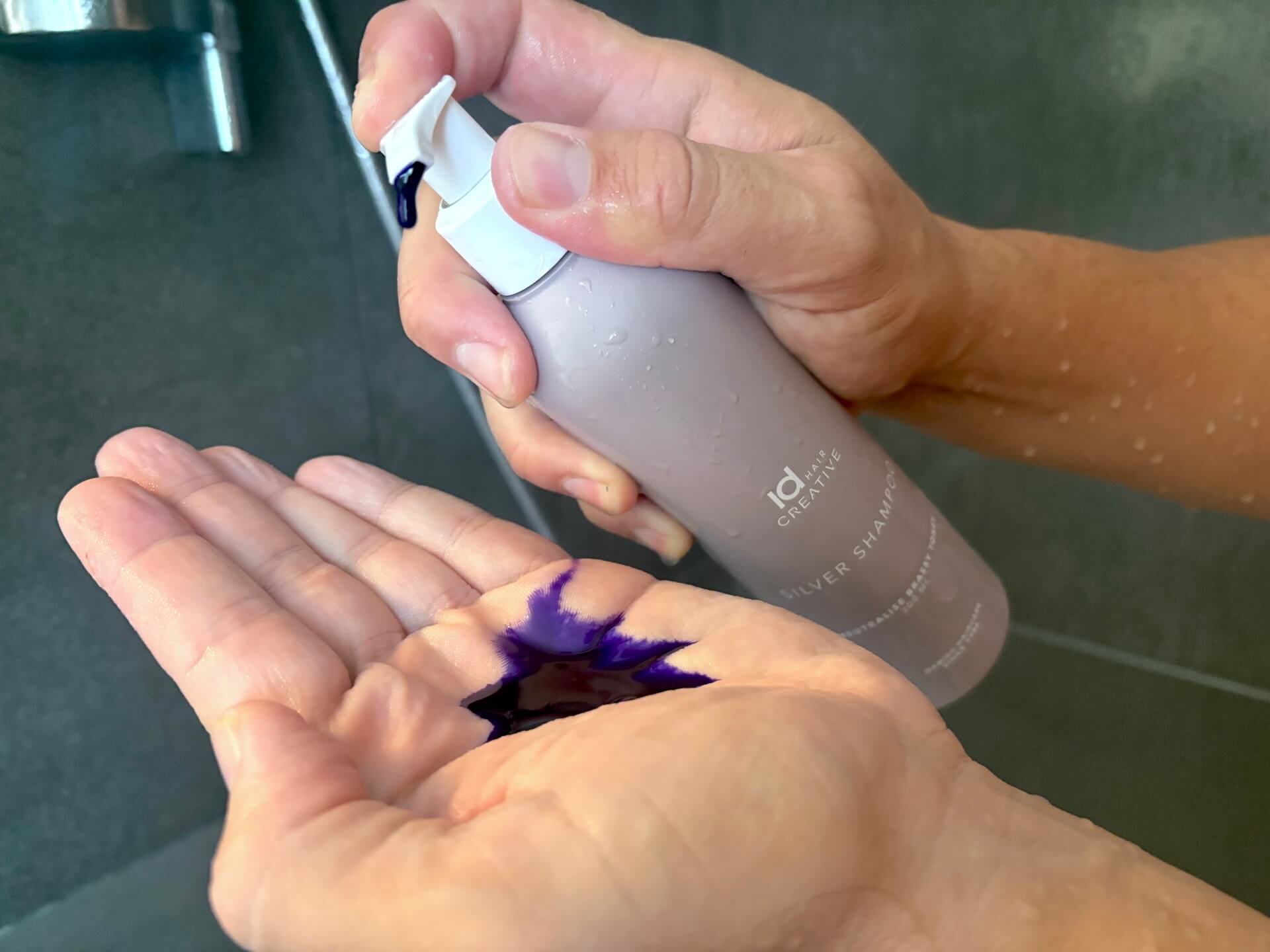 IdHAIR Creative Silver Shampoo trykket ud i hånd