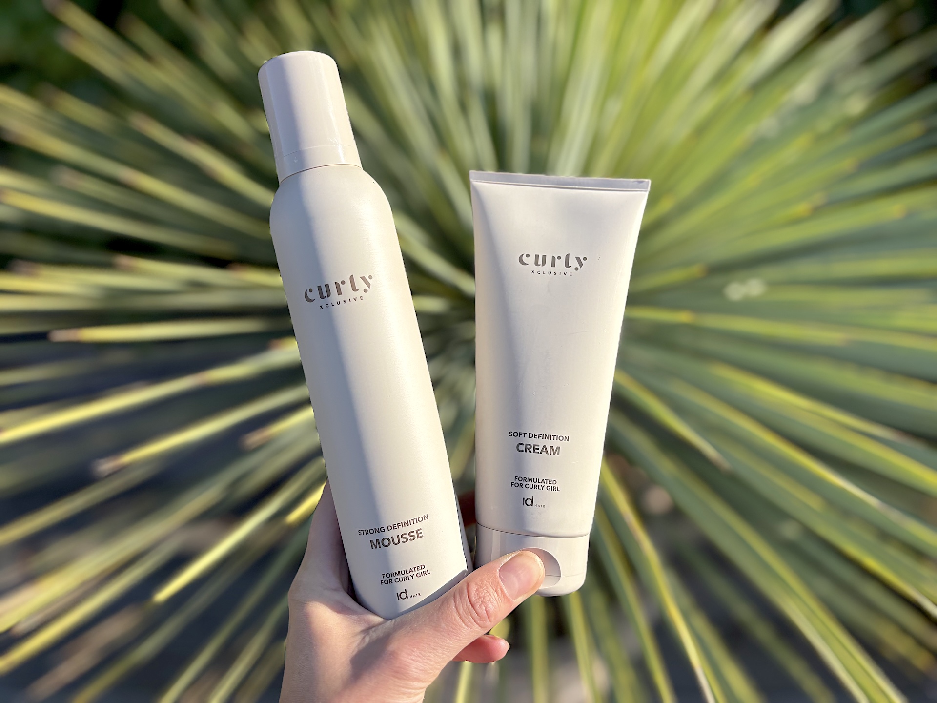 IdHAIR Curly Xclusive Soft Definition Cream og mousse i hånd