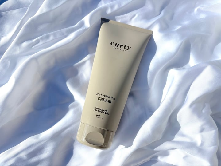IdHAIR Curly Xclusive Soft Definition Cream på seng