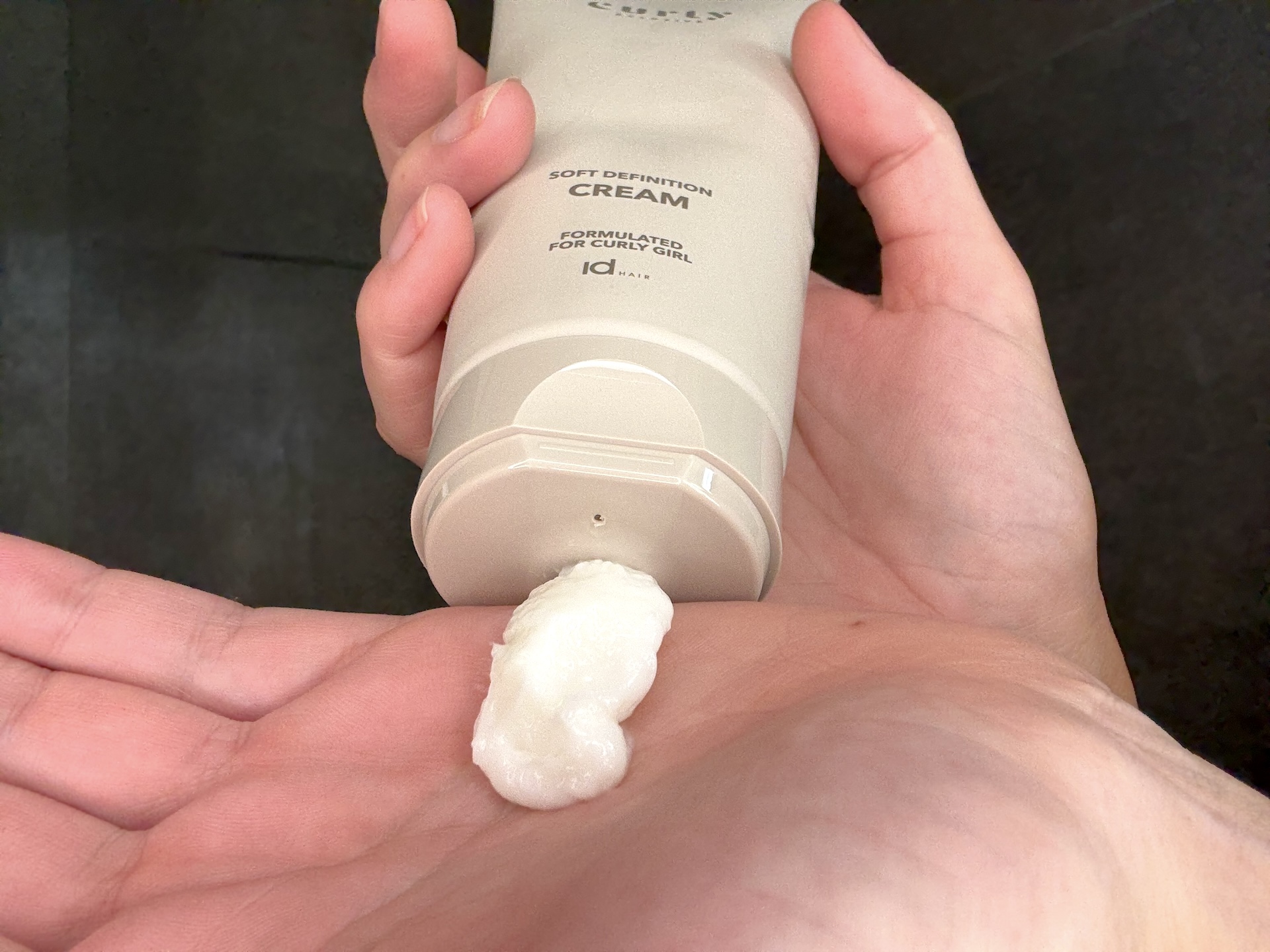 IdHAIR Curly Xclusive Soft Definition Cream trykkes ud af tube