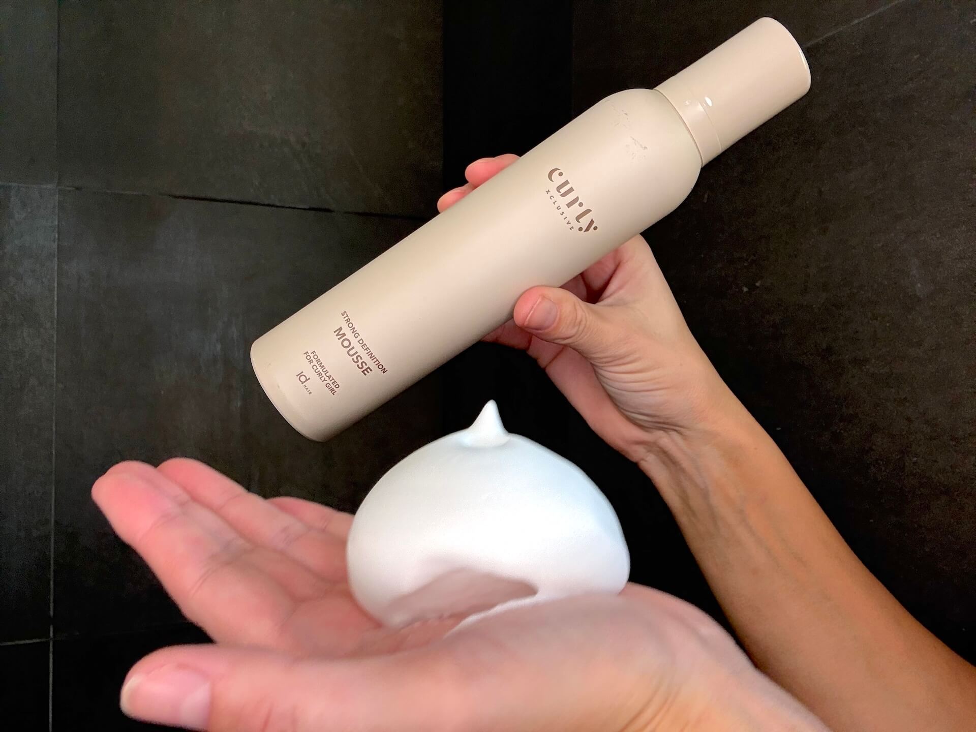 IdHAIR Curly Xclusive Strong Definition Mousse i håndflade og i hånd