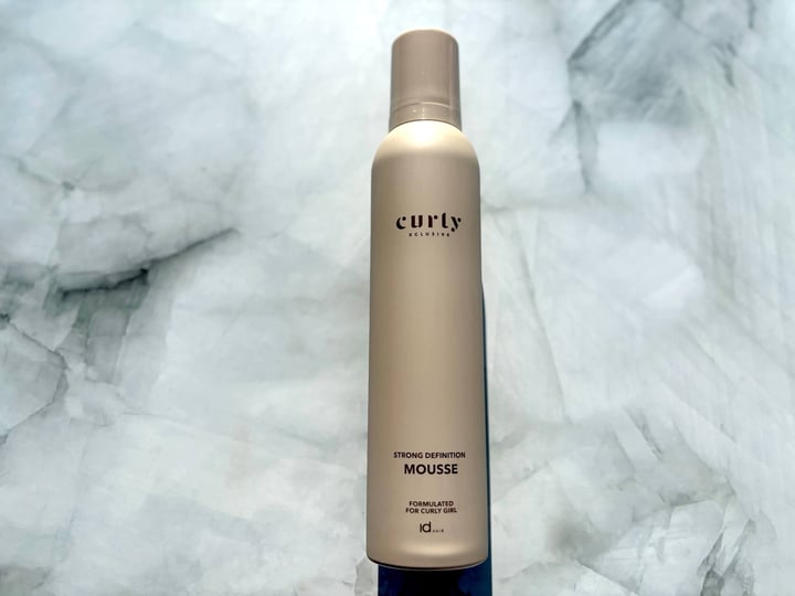 IdHAIR Curly Xclusive Strong Definition Mousse på bord