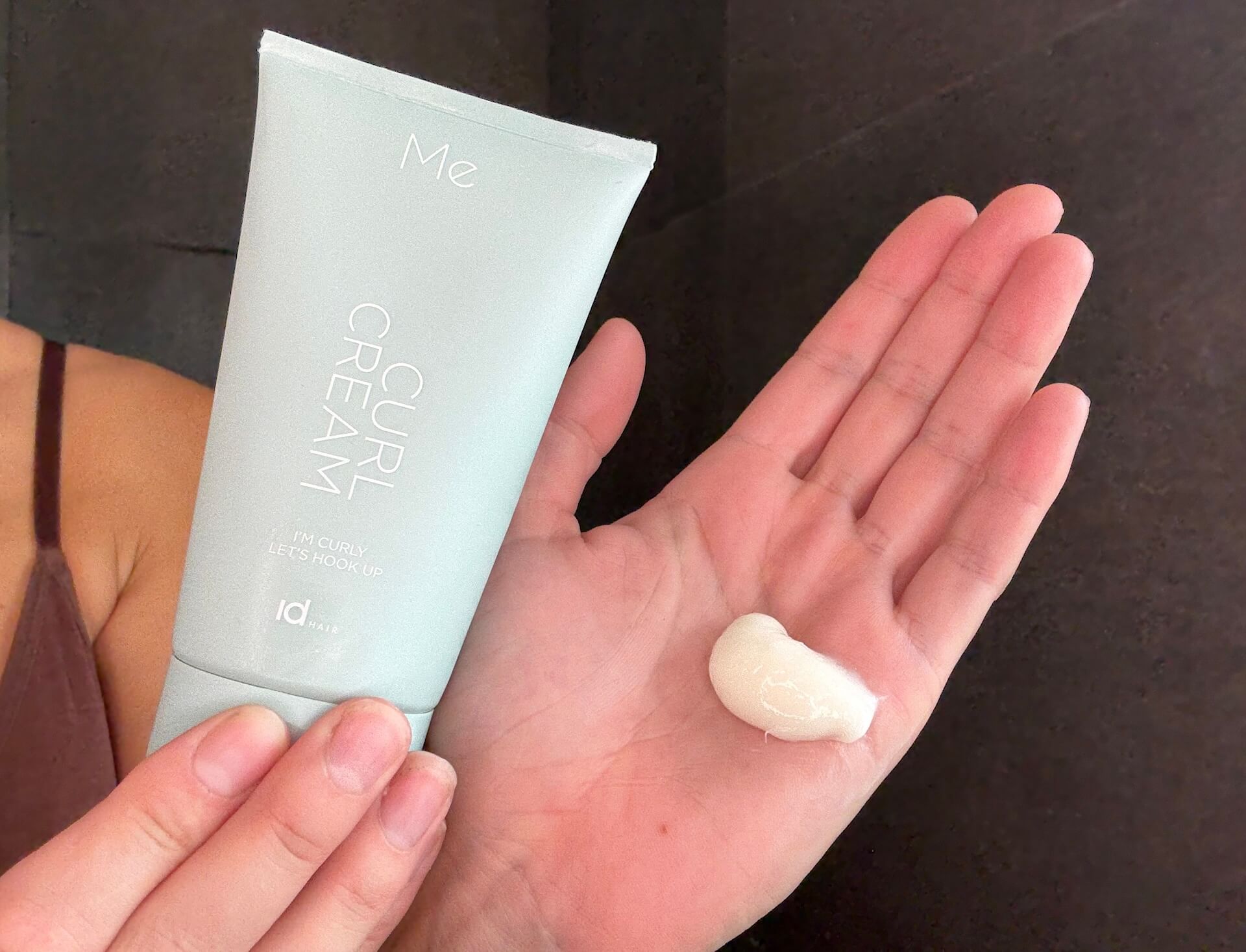 IdHAIR Me Curl Cream i håndflade
