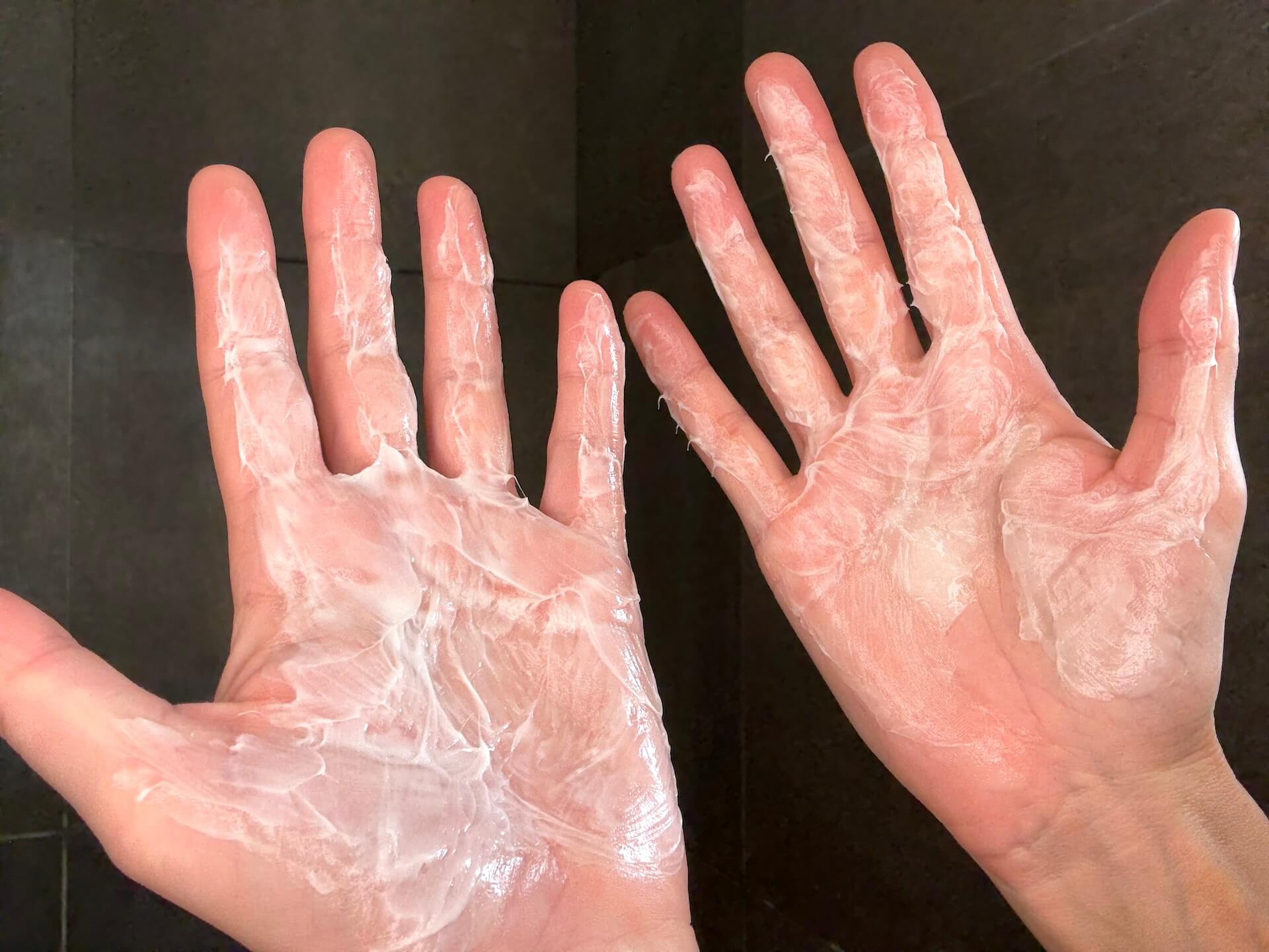 IdHAIR Me Curl Cream krøllecreme på hænder