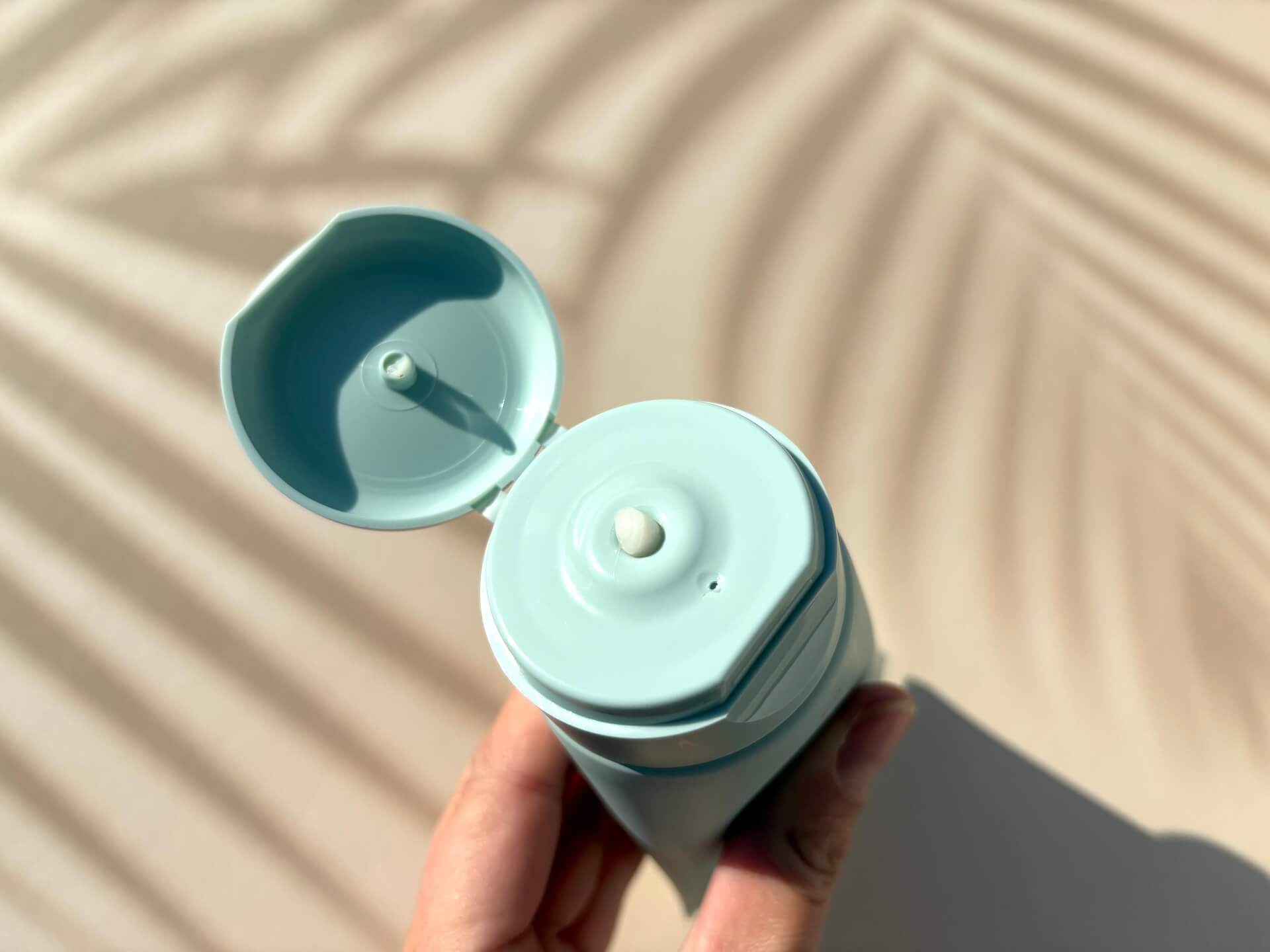 IdHAIR Me Curl Cream trykkes ud af bøtten