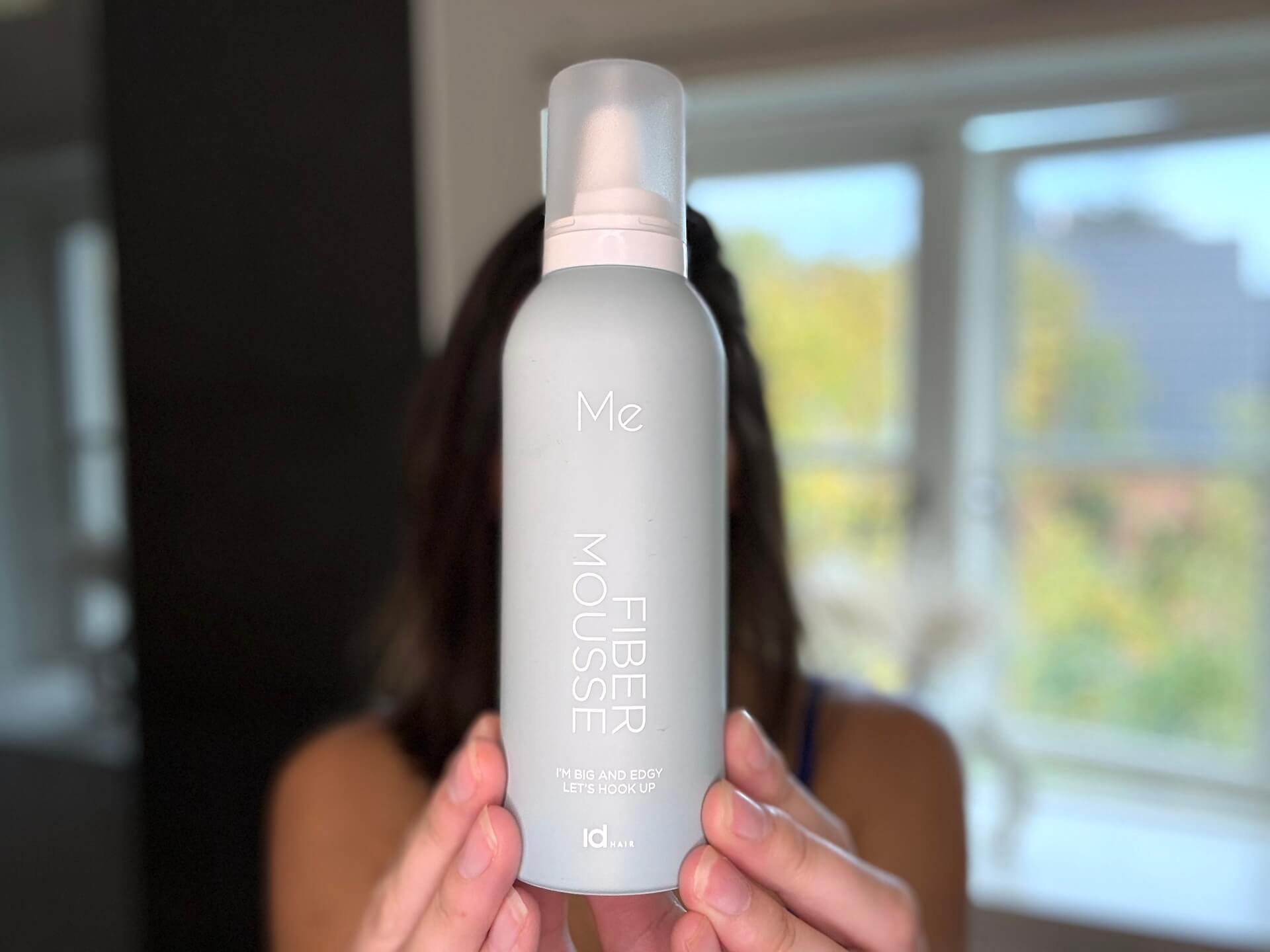 IdHAIR Me Fiber Mousse foran kvinde