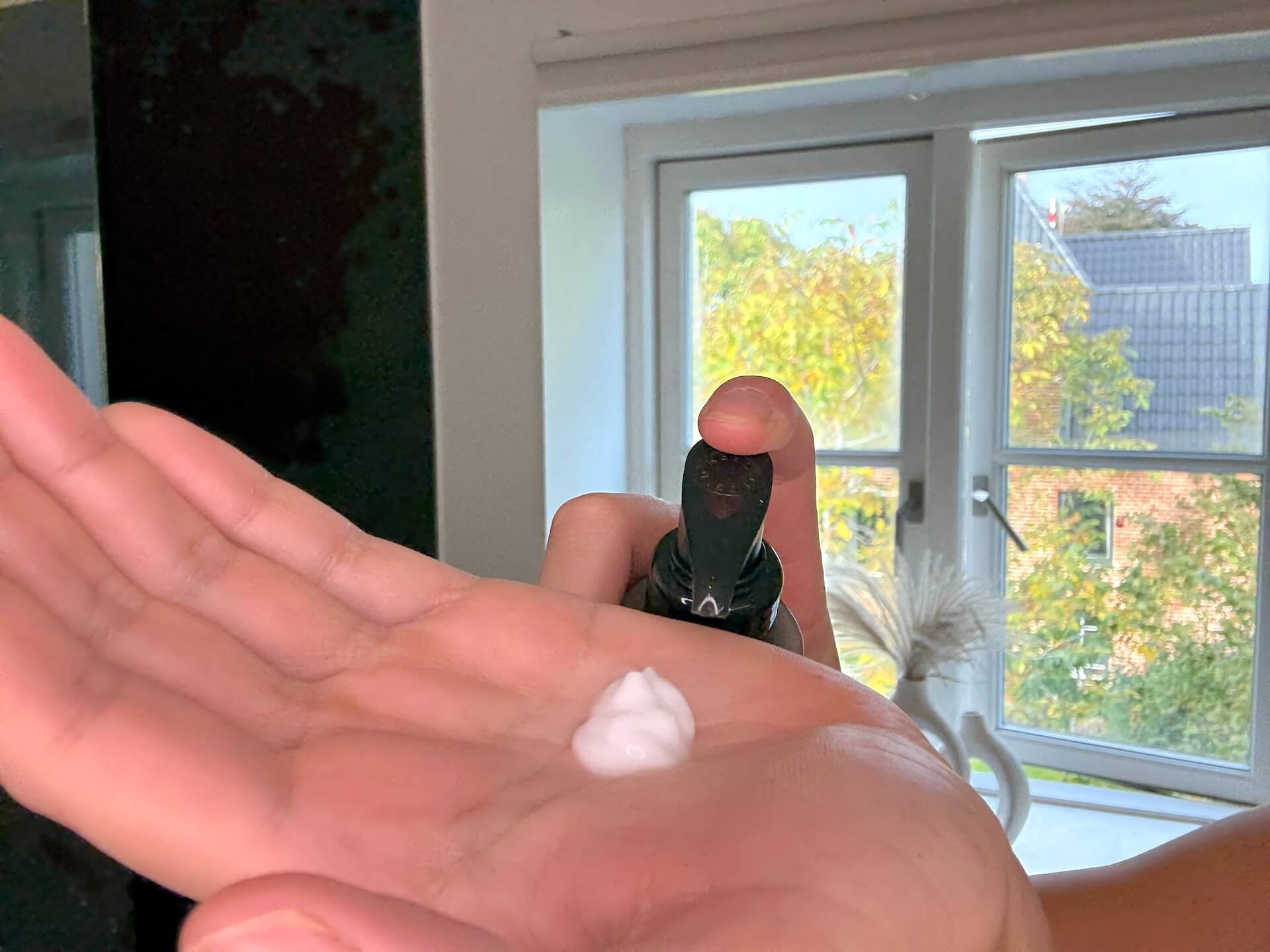 IdHAIR Niophlex Rebond Leave-In Cream trykket ud i hånd