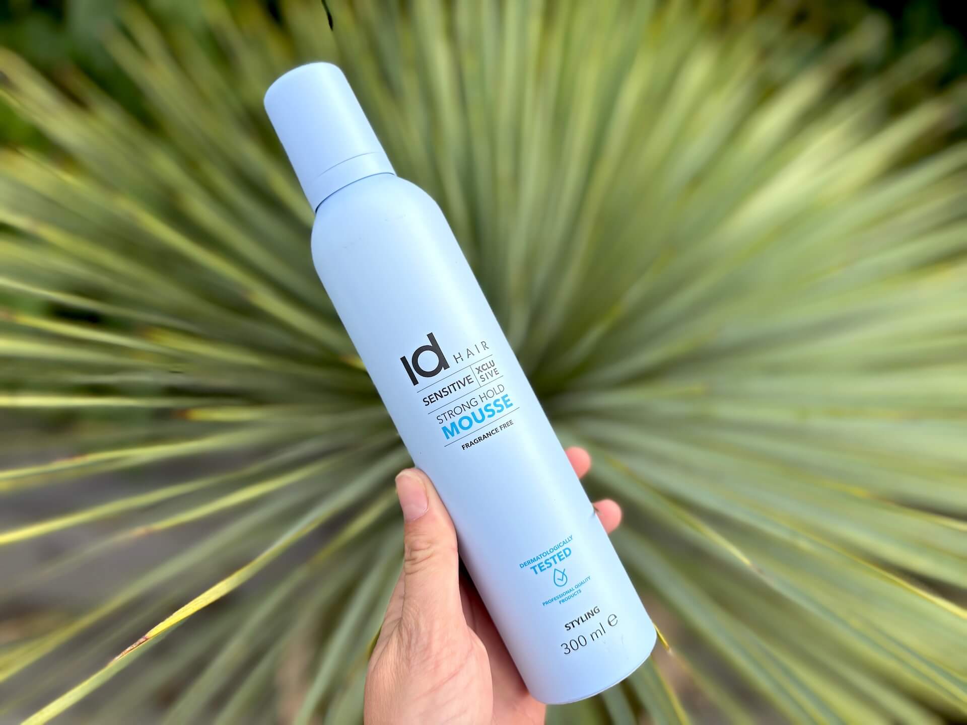 IdHAIR Sensitive Xclusive Strong Hold Mousse i hånd