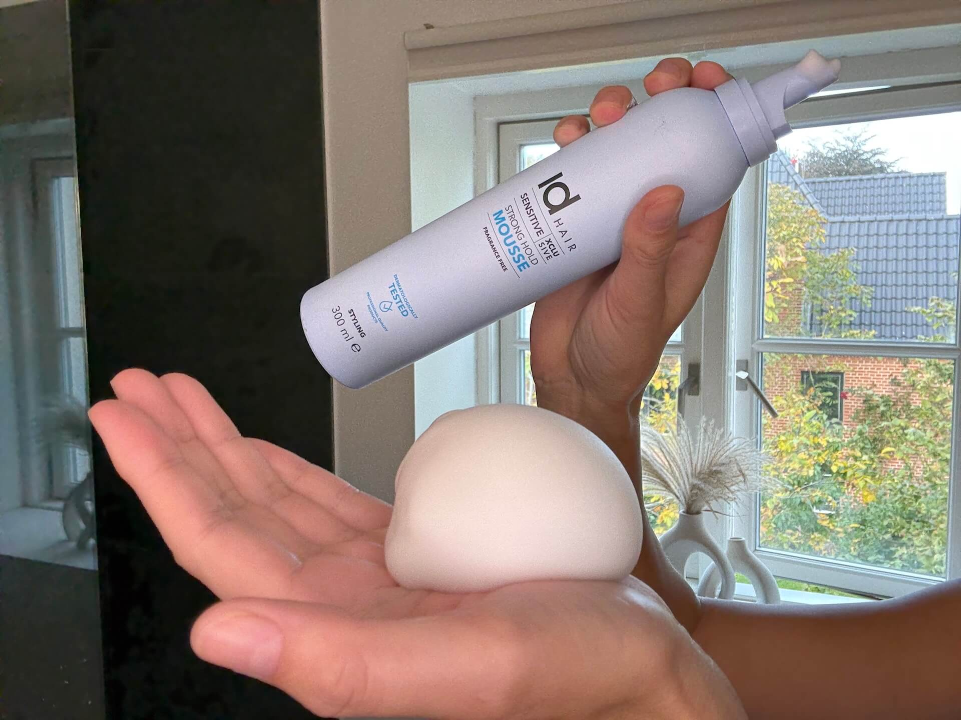 IdHAIR Sensitive Xclusive Strong Hold Mousse trykket ud i håndflade