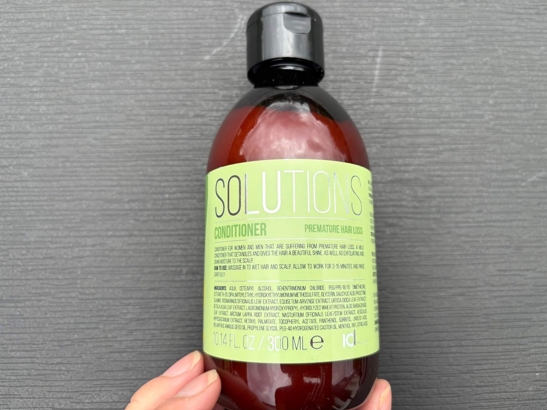 IdHAIR Solutions No.7-1 Shampoo på et bord