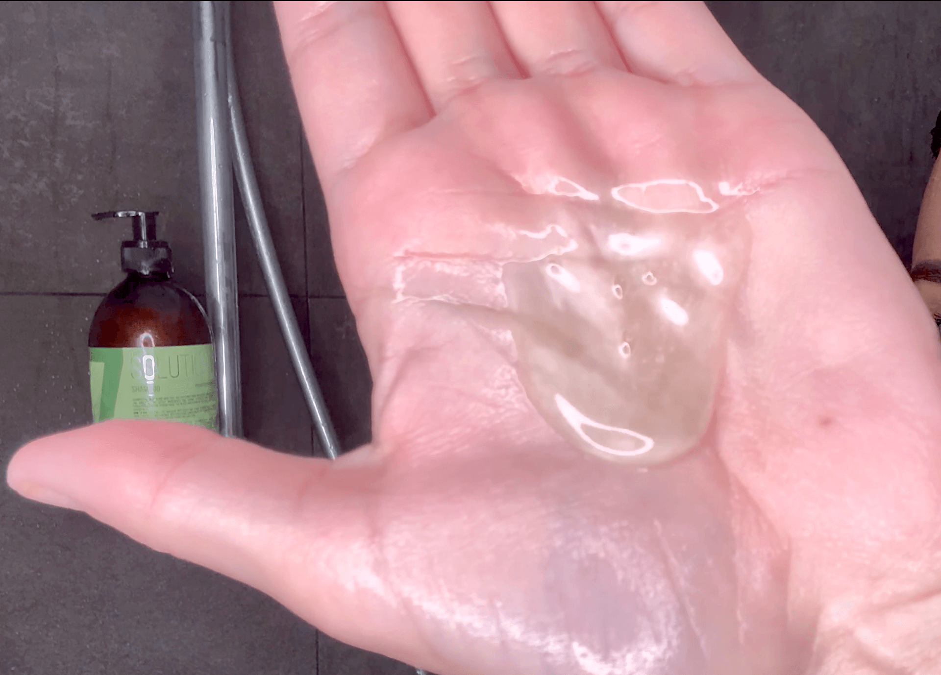 IdHAIR Solutions No.7-1 Shampoo i håndflade