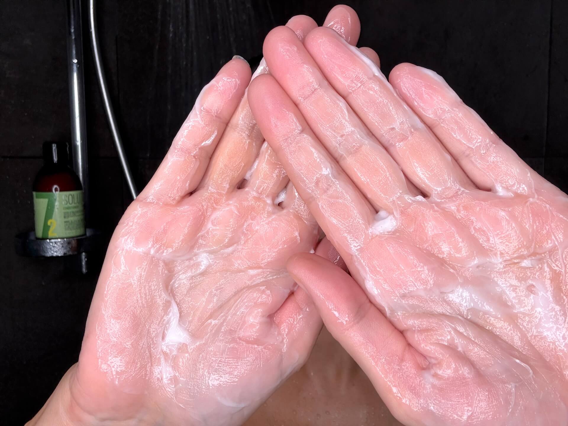 IdHAIR Solutions No.7-2 Conditioner på hænder