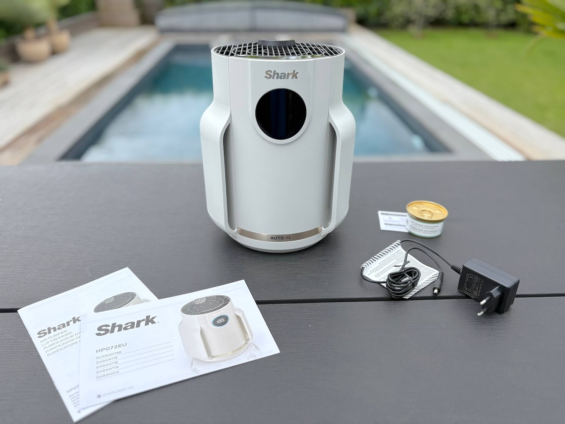 Indhold efter unboxet Shark NeverChange Air Purifier på bord