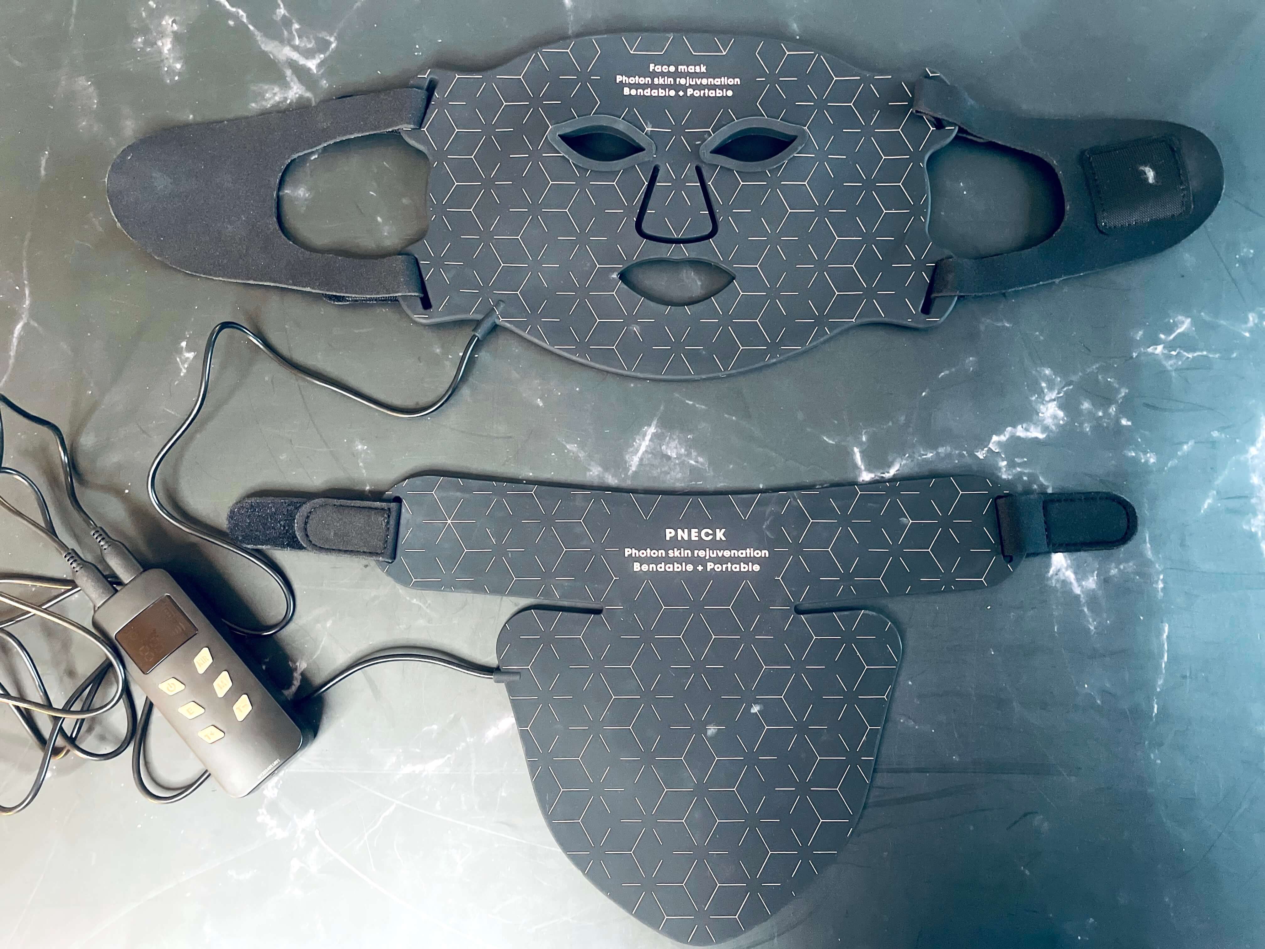 Indhold i kasse med Heat Sense lysterapi maske og halsstykke og tilhørende fjernbetjening