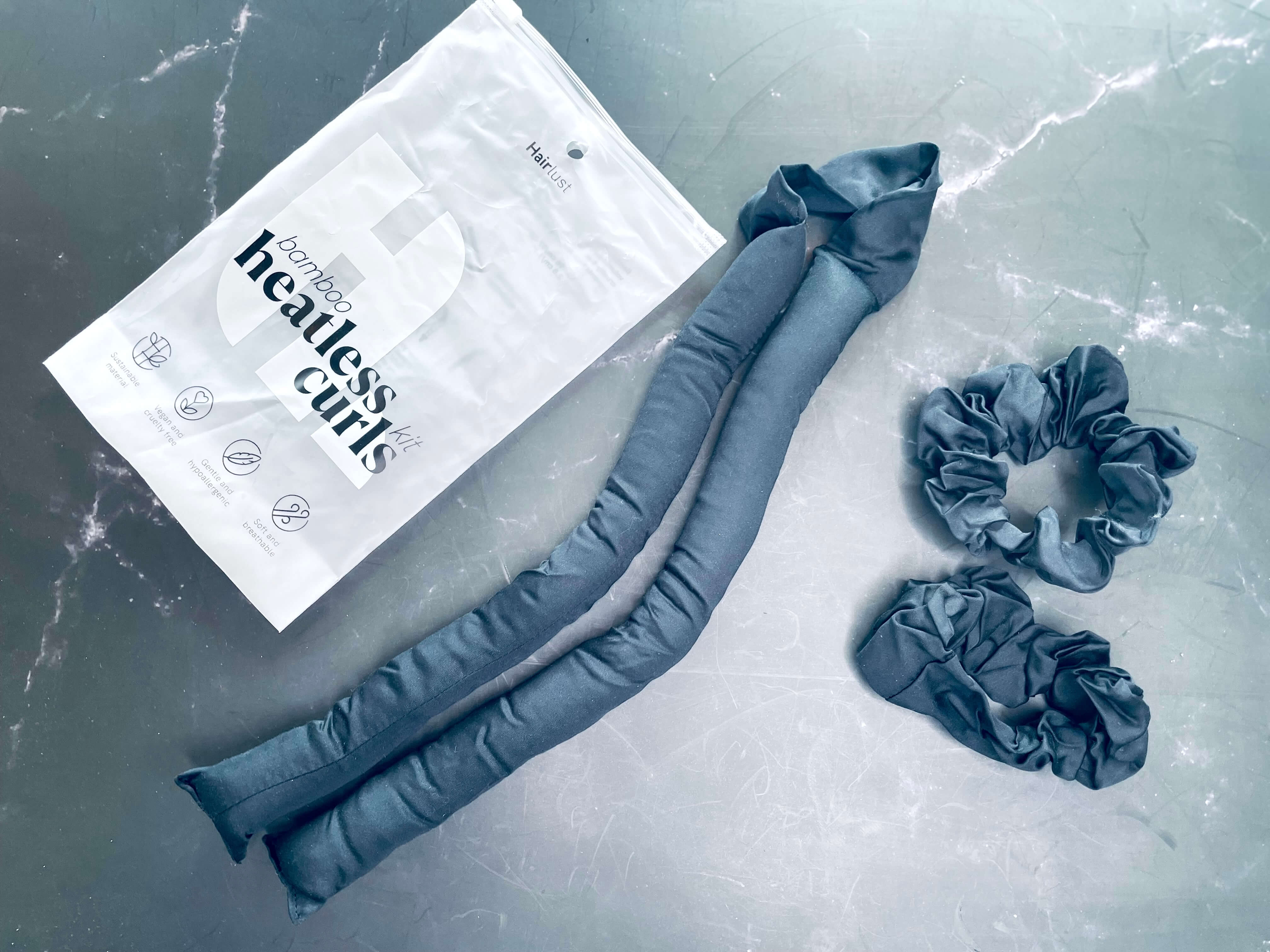 Indhold i pose til Bamboo Heatless Curls Kit fra Hairlust