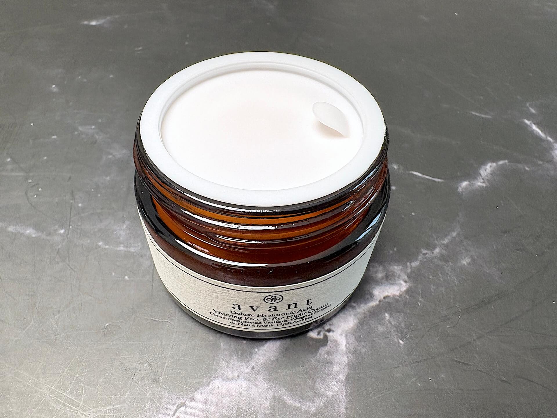 Indre låg på Avant Skincare Deluxe Hyaluronic Acid Vivifying Face & Eye Night Cream