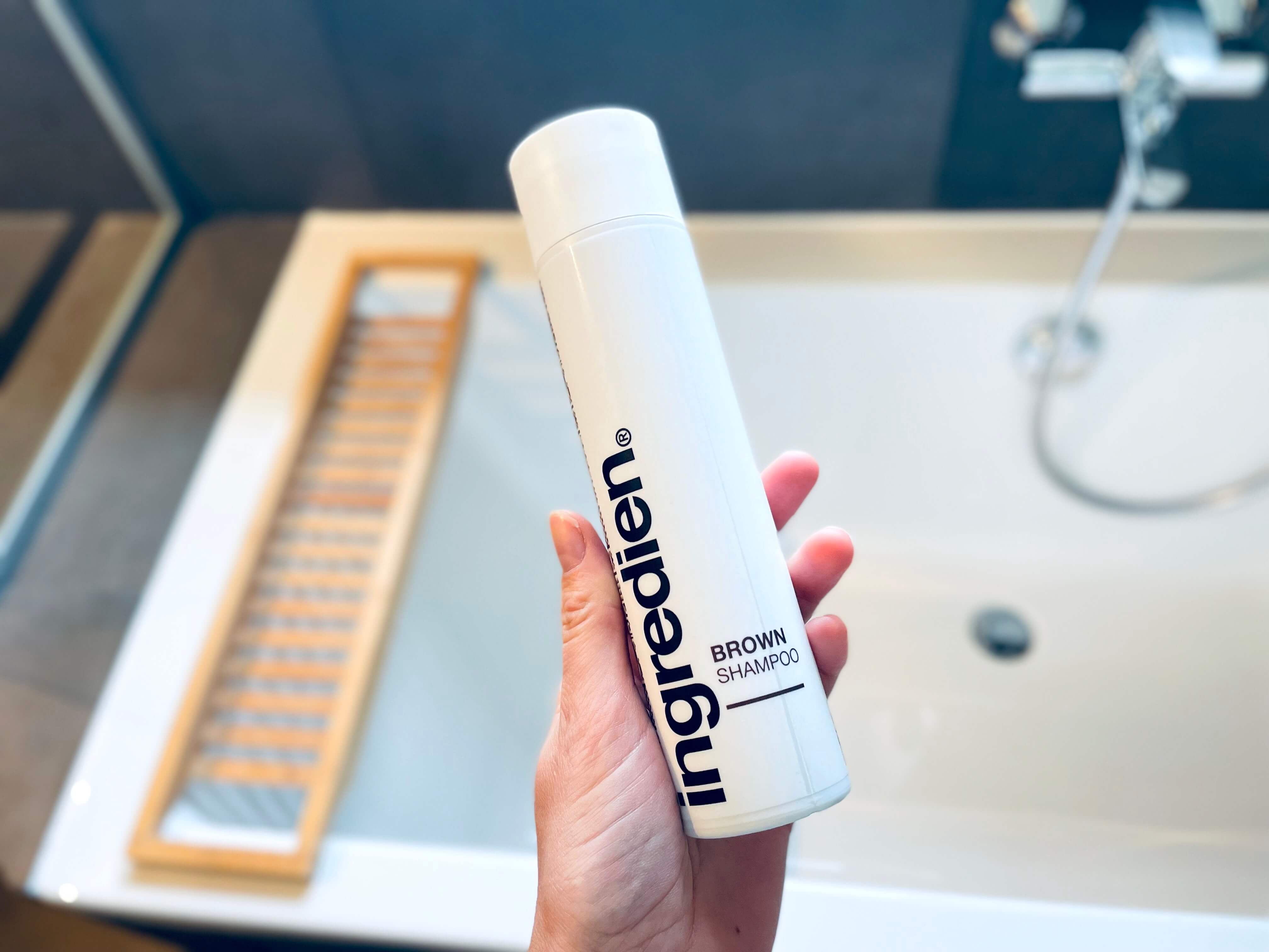 ingredien brown shampoo i hånd ved badekar