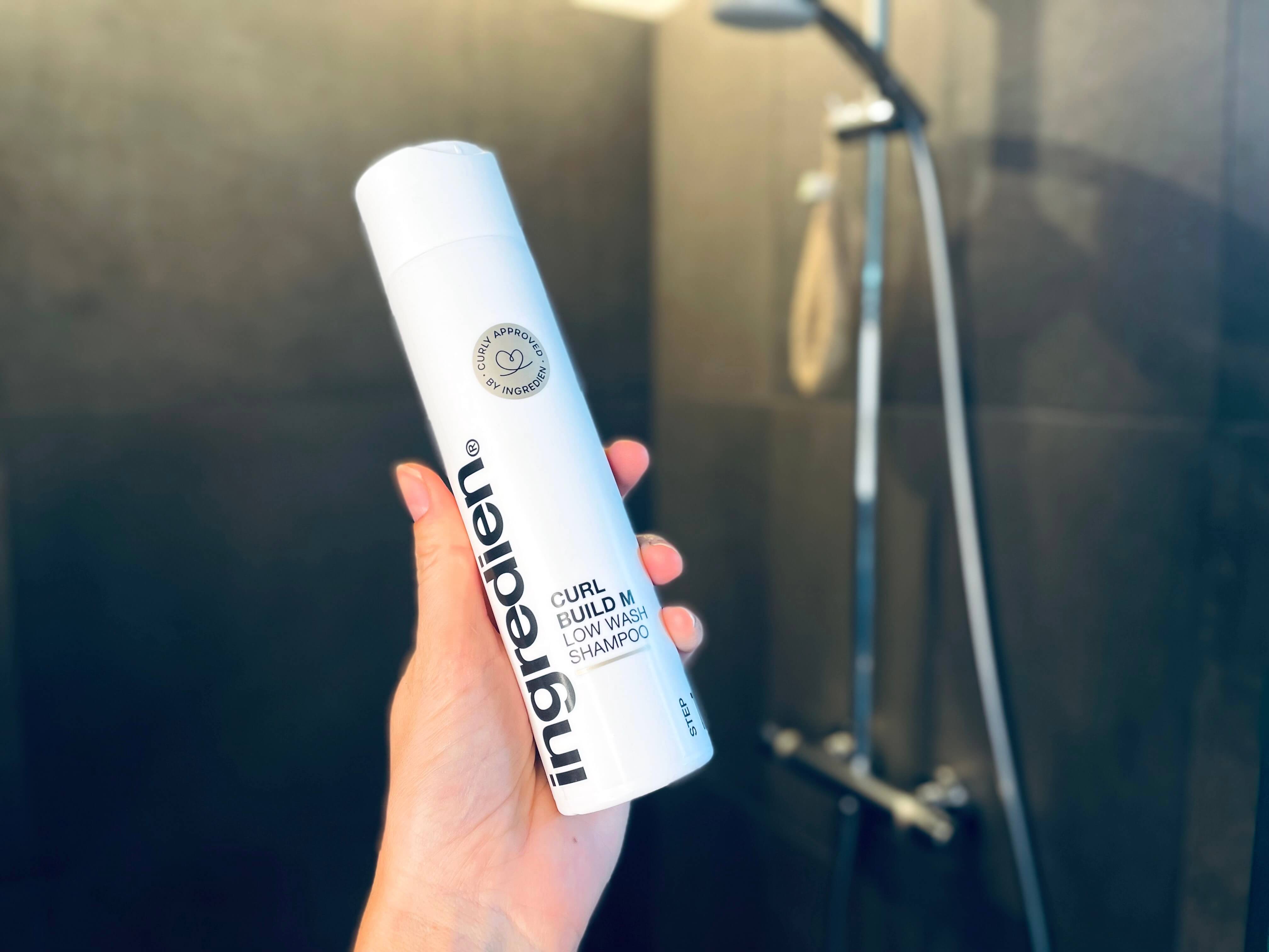 ingredien Curl Build M Low Wash i hånd i bruser