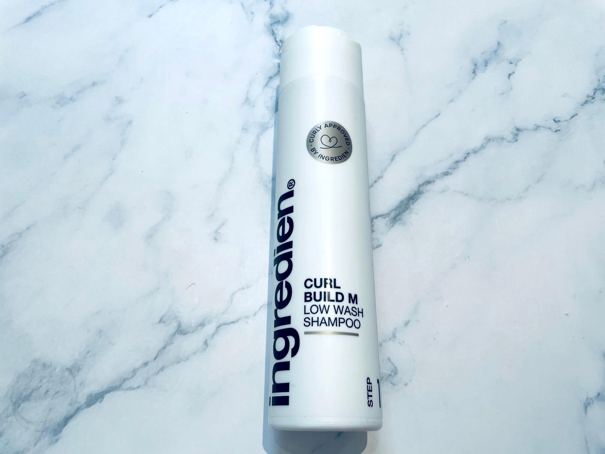 ingredien Curl Build M Low Wash på bord