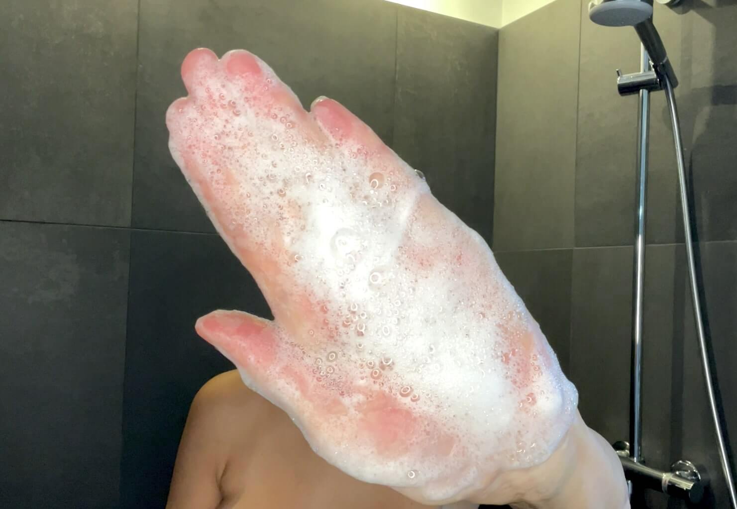 ingredien Curl Build M Low Wash shampoo der er skummet op på en hånd