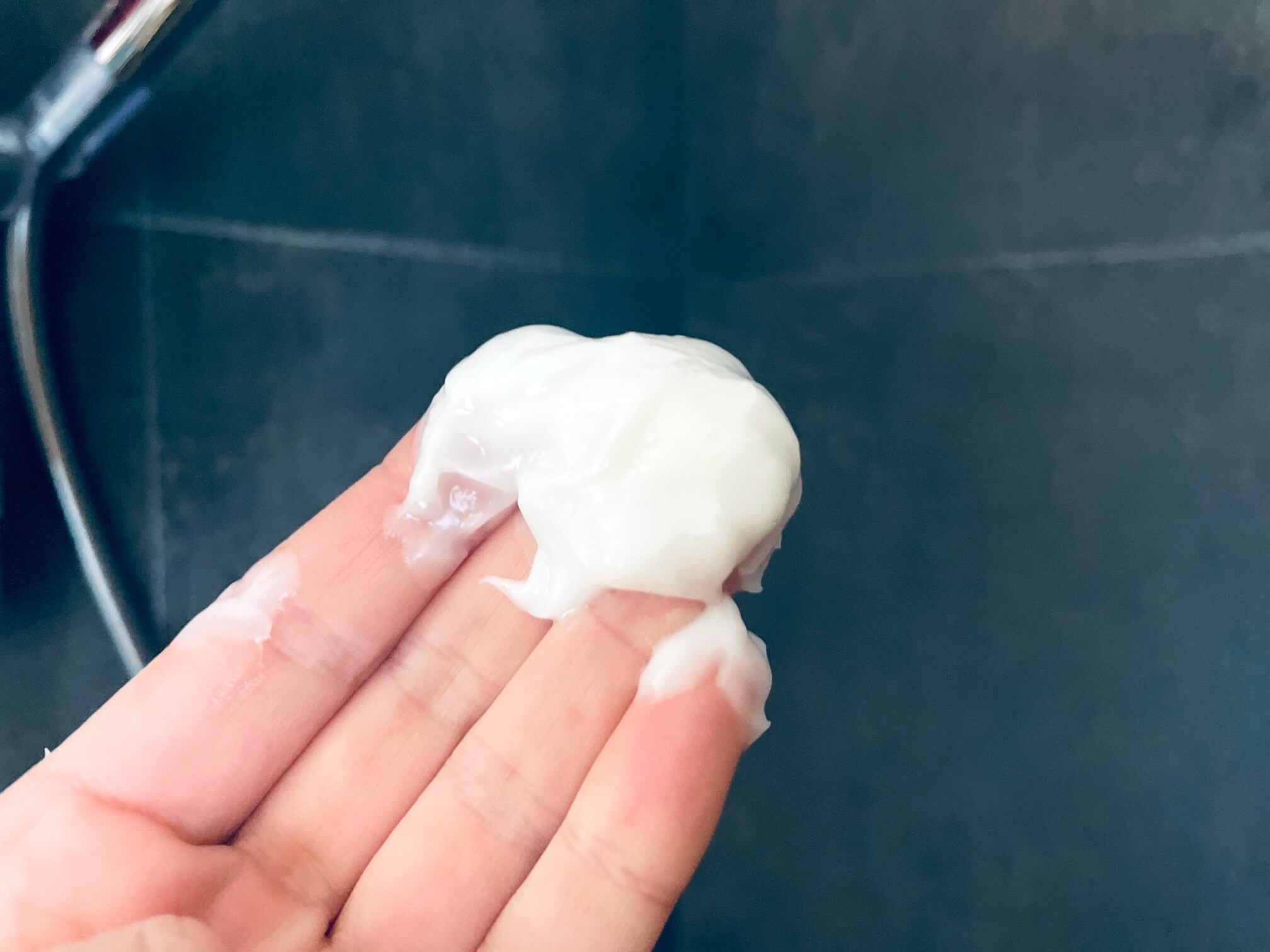 Ingredien Curl Build M&P Treatment på fingre