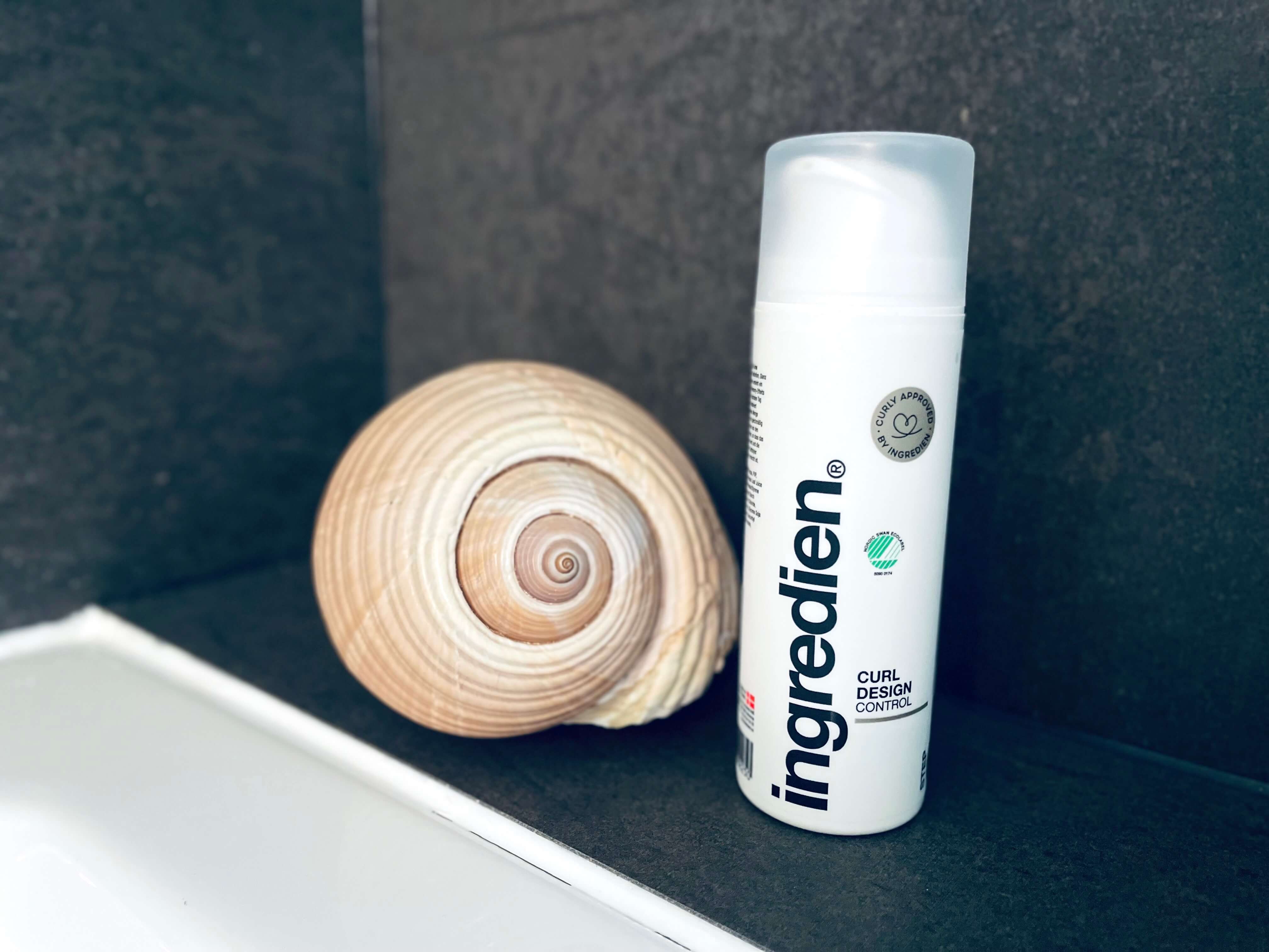 ingredien Curl Design Control krøllecreme på badeværelse med konkylie