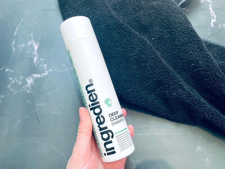 ingredien Deep Cleansing shampoo i hånd