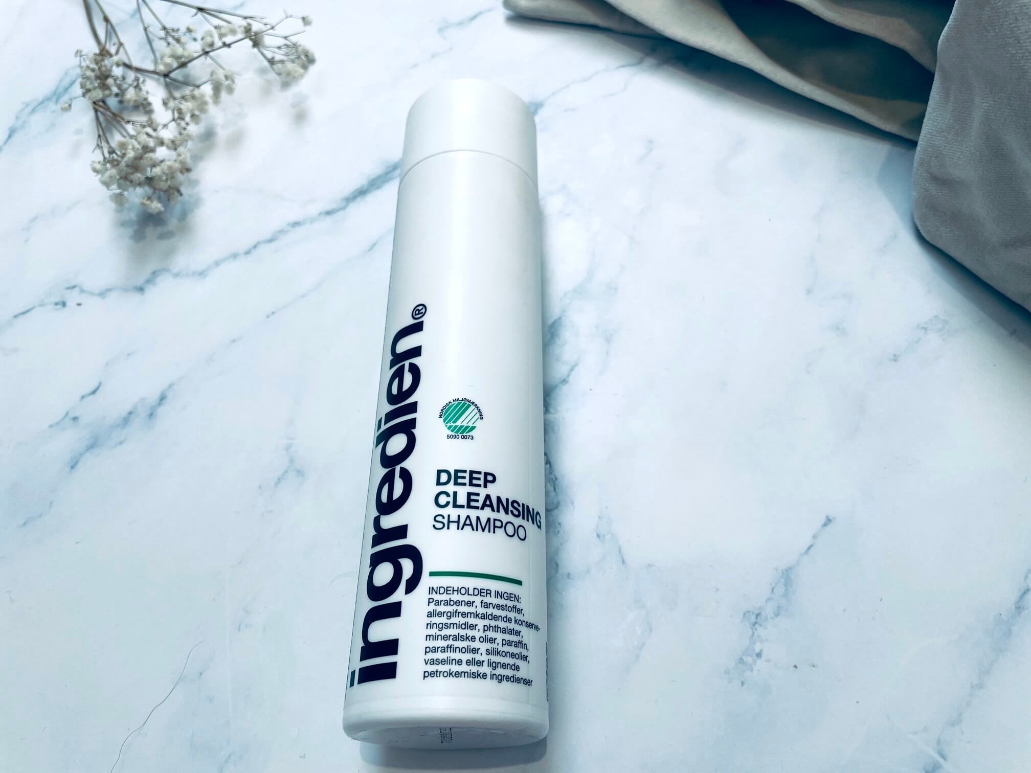 ingredien Deep Cleansing shampoo på bord