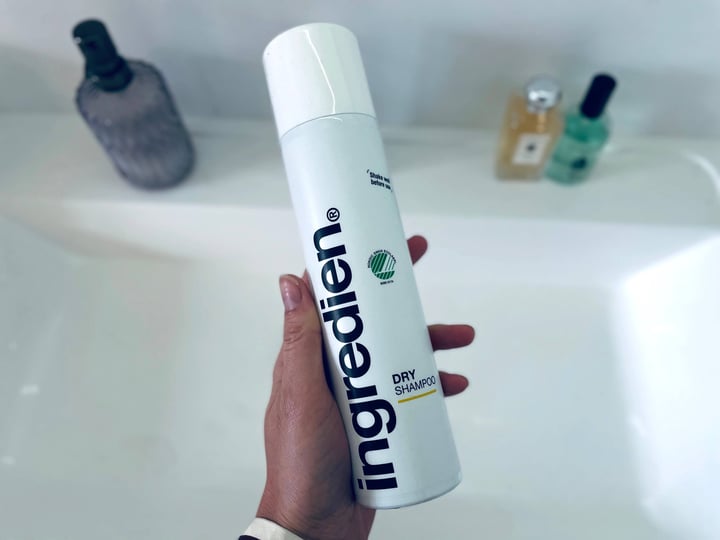ingredien Dry Shampoo i hånd på badeværelse