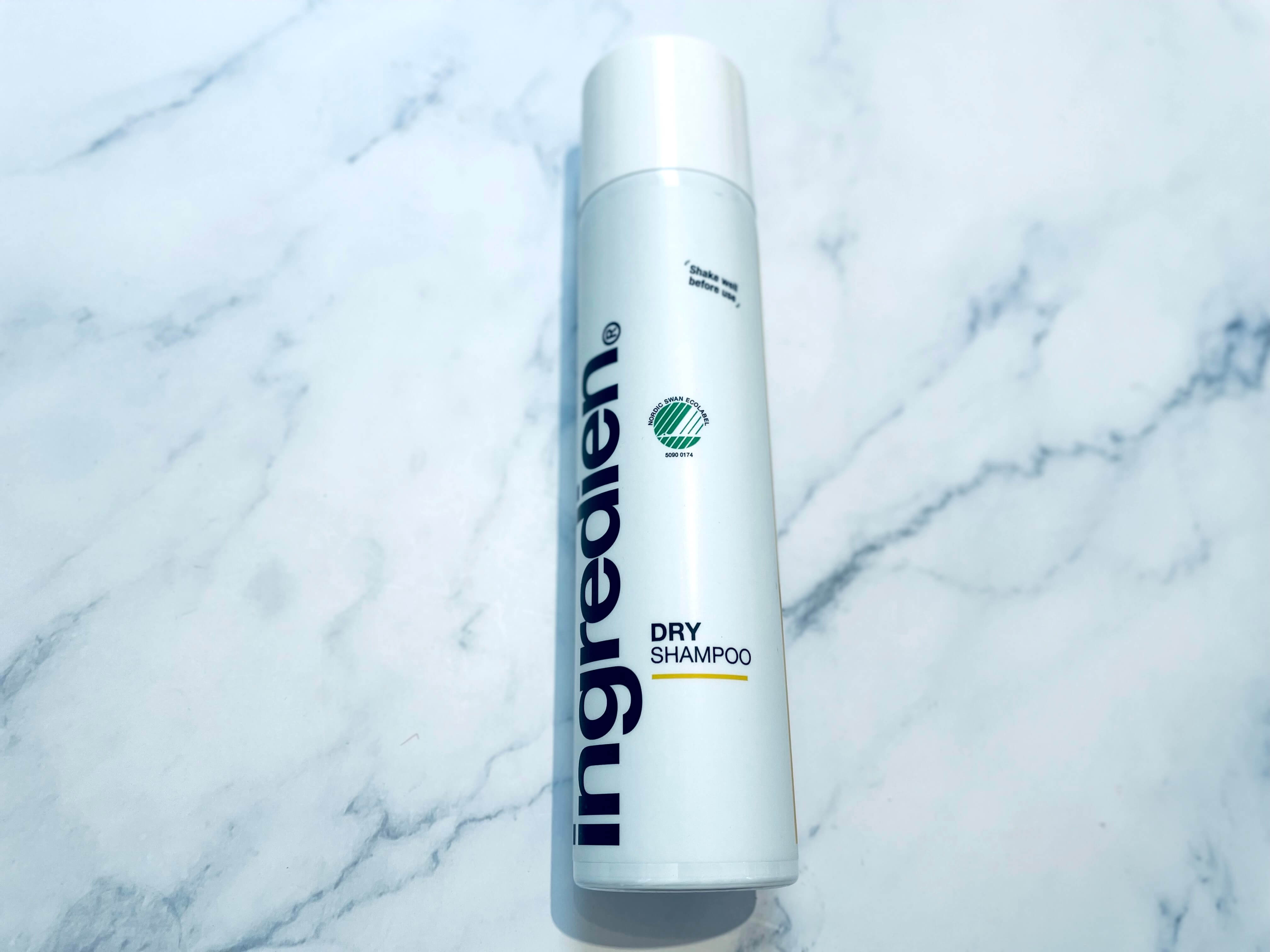 ingredien Dry Shampoo på badeværelsesbord