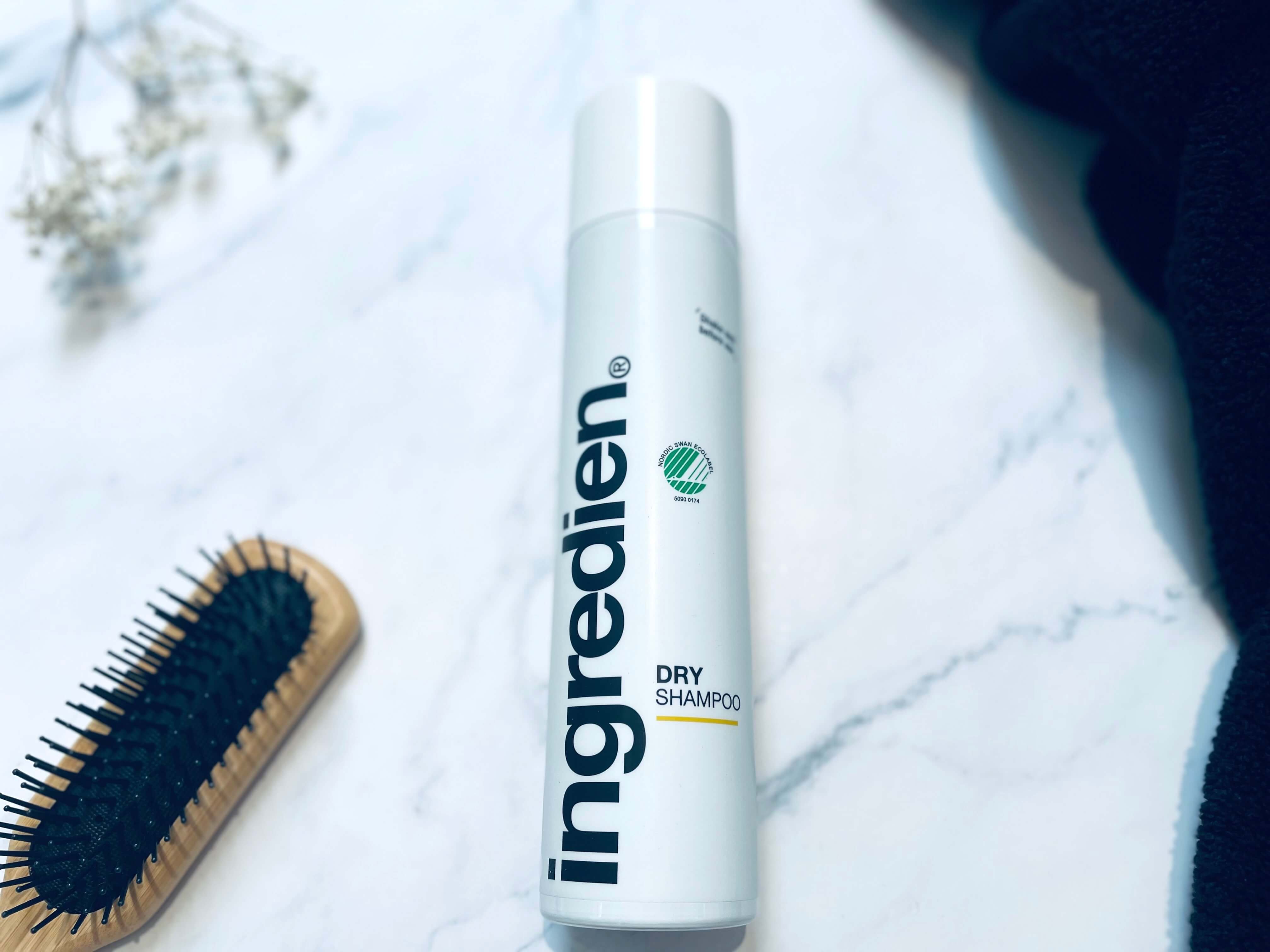 ingredien Dry Shampoo på bord med børste
