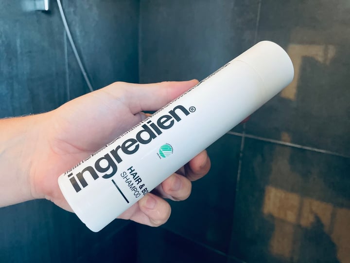 Ingredien Hair & Body shampoo i hånd på mand
