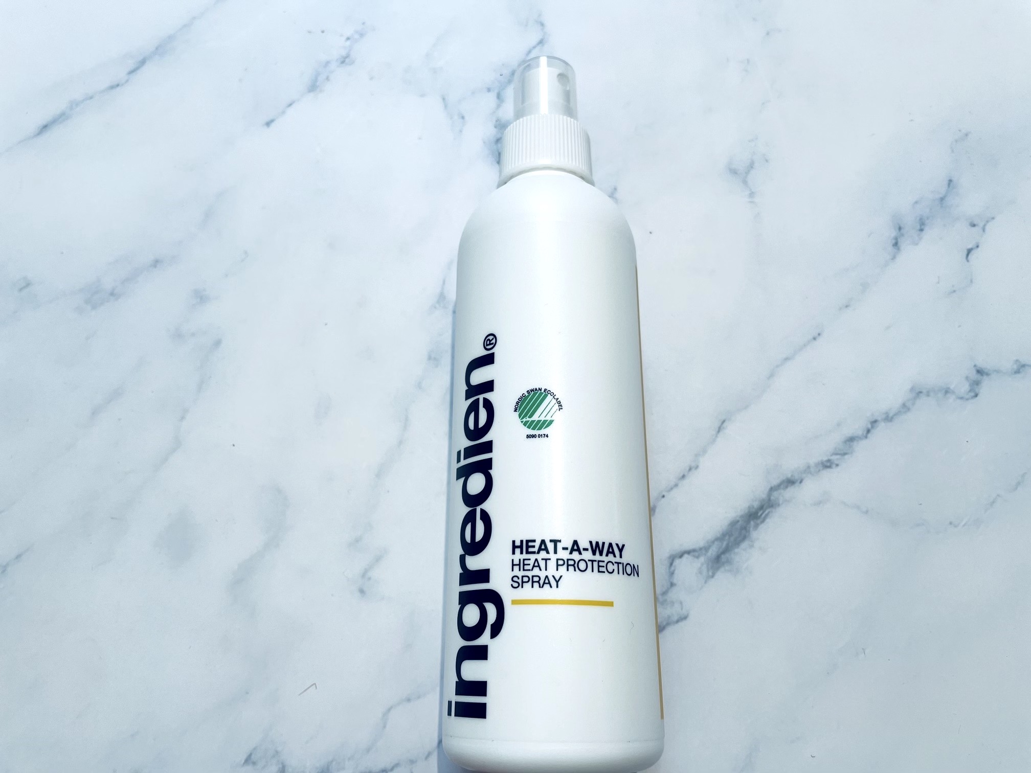 ingredien Heat-A-Way varmebeskyttende spray på bord